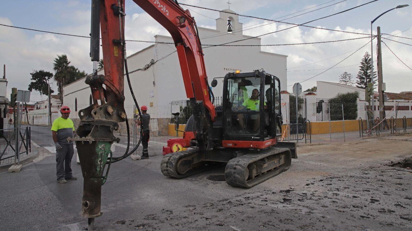 Corte en el cruce con la carretera de la Mediana y la calle Cabo Blanco, dentro del proyecto para la renovación de las infraestructuras hidráulicas en avenida Diputación.