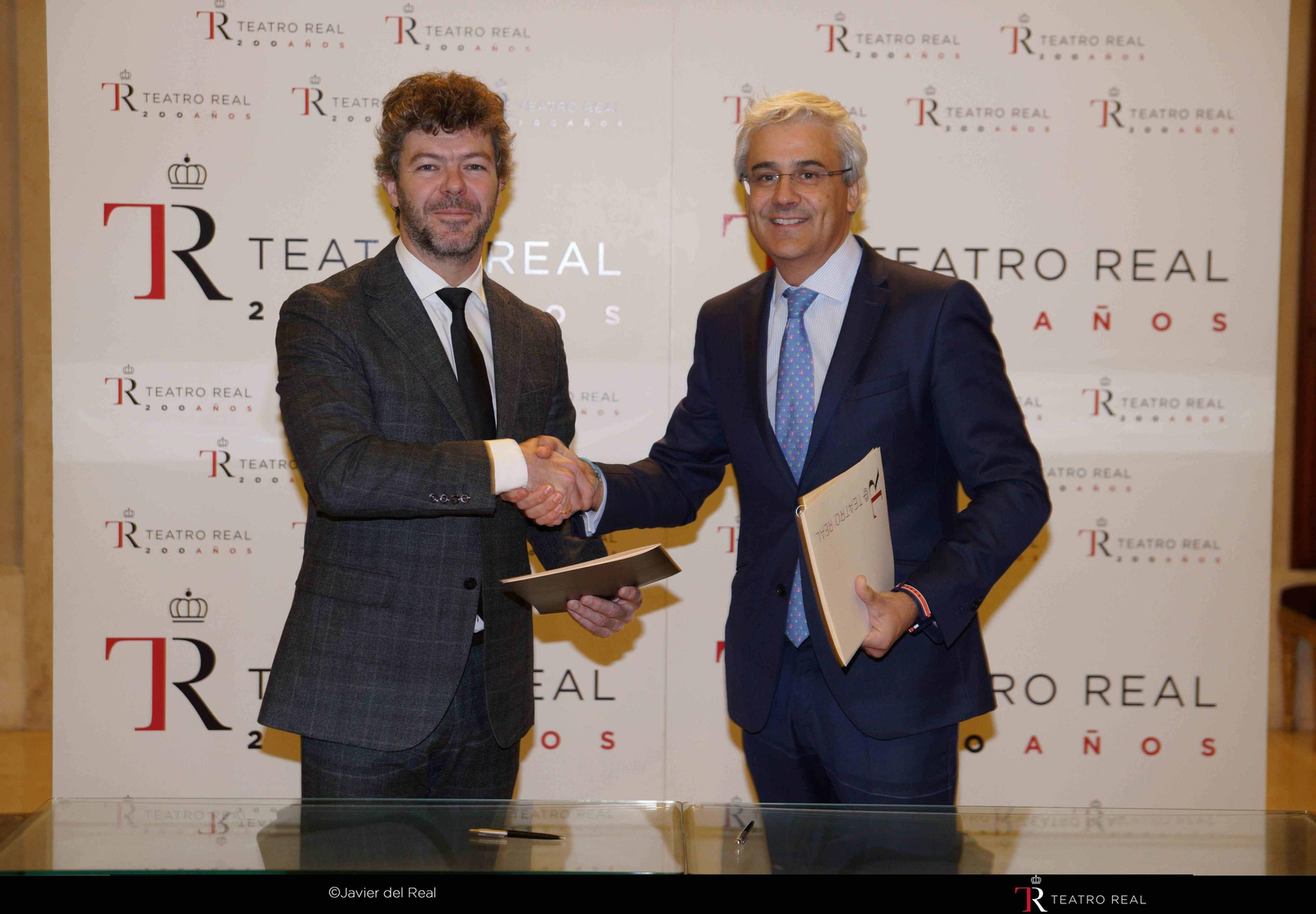 Heras-Casado e Ignacio García-Belenguer,  director del Teatro Real, justo después de firmar el convenio de colaboración.