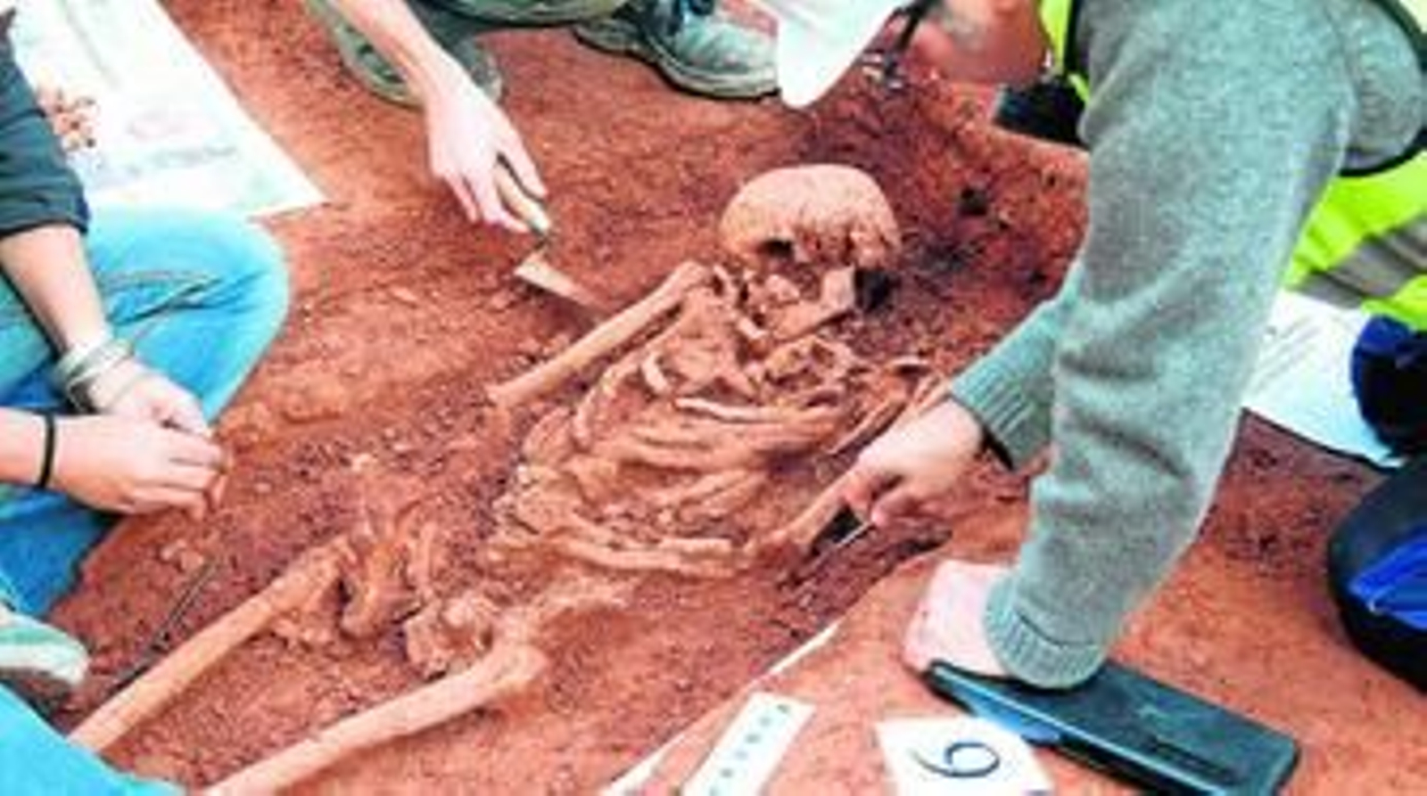 Los arqueólogos desentierran una de las 15 tumbas halladas con motivo de la obra del Metro en la calle La Unión.