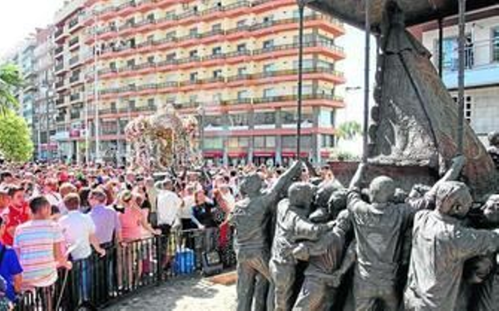 5. Una vista de la comitiva con los carros inundándolo todo de color. 6. Los rocieros de Emigrantes se hicieron ayer con las calles de Huelva que disfrutaron de la salida. 7. Los tamborileros abrían la mañana con su sonido alegre que les llevará hasta El Rocío. 8. La comitiva que presidía la carreta del Simpecado camina andando encabezada por la hermana mayor, Marimar Terrades. 9. El obispo, José Vilaplana, despidió a los romeros en la parroquia de la Purísima Concepción.