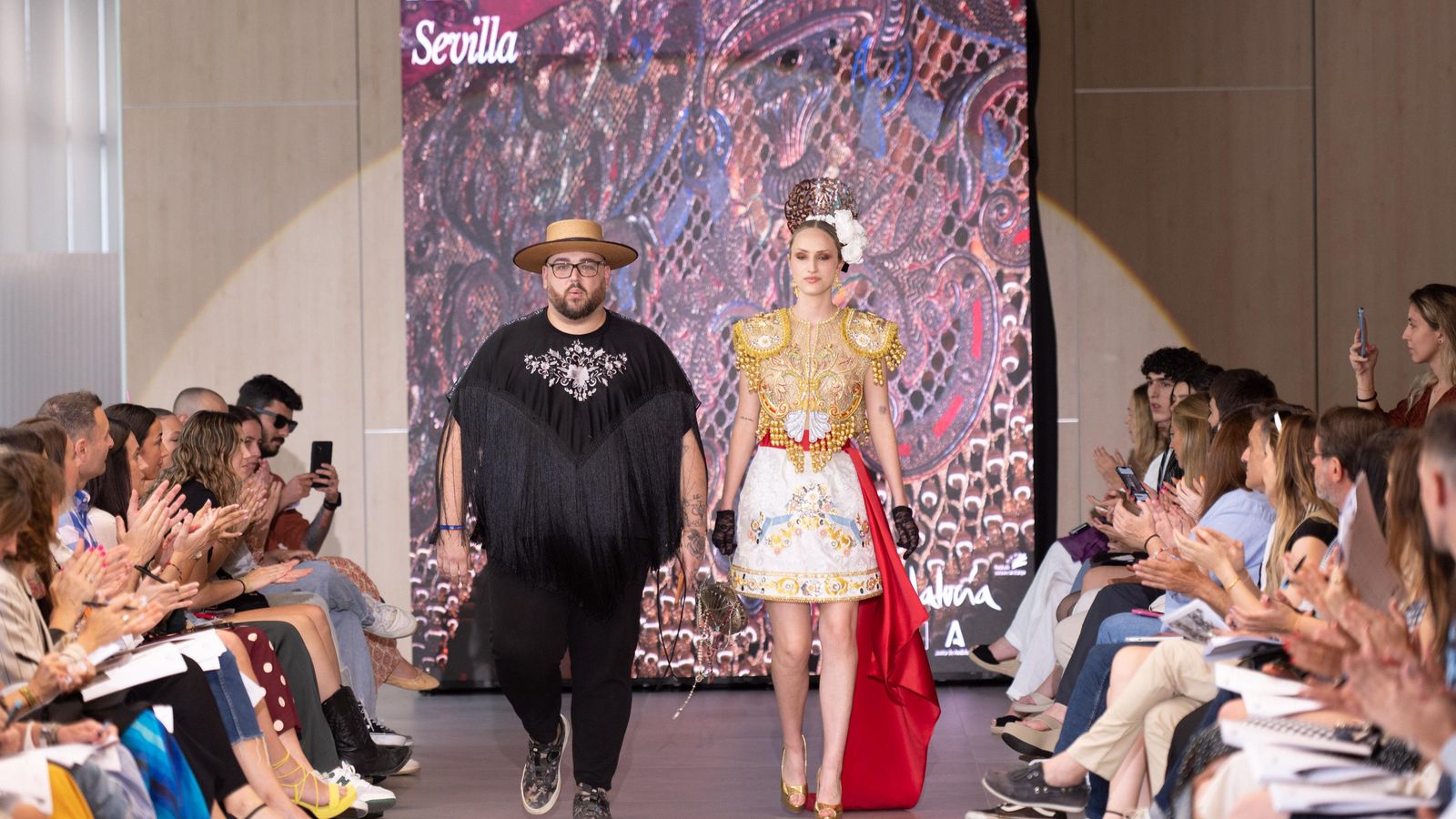 Antonio Arcos junto a uno de sus diseños en el Concurso 'Andalucía, destino de moda'. Antonio Arcos junto a uno de sus diseños en el Concurso 'Andalucía, destino de moda'.