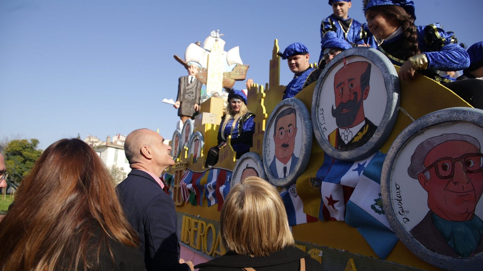 El alcalde saluda a los integrantes de una de las carrozas de la Cabalgata de Reyes Magos del Distrito Sur.