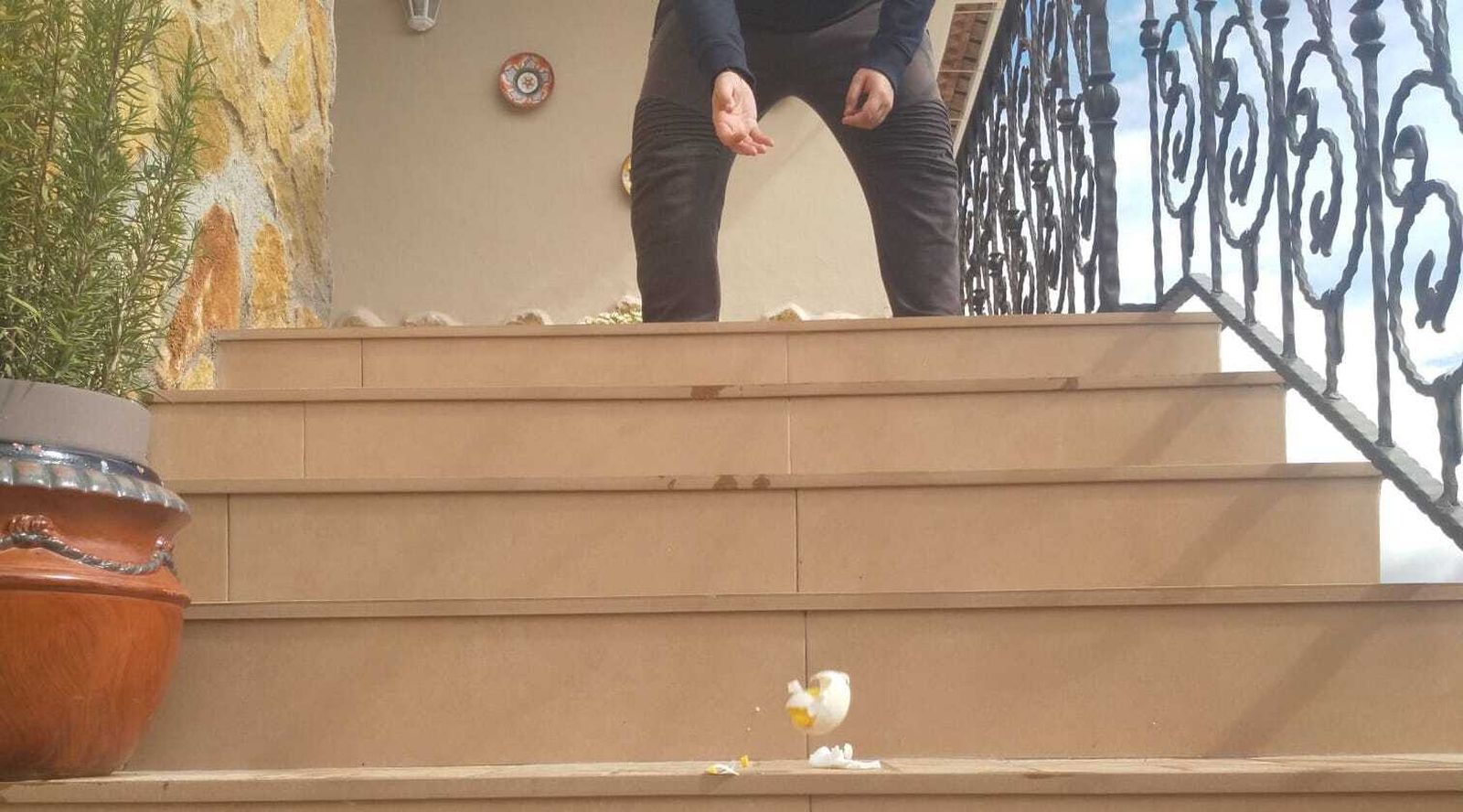 Una merienda para cumplir con la tradición de 'rodar el huevo' en Monachil