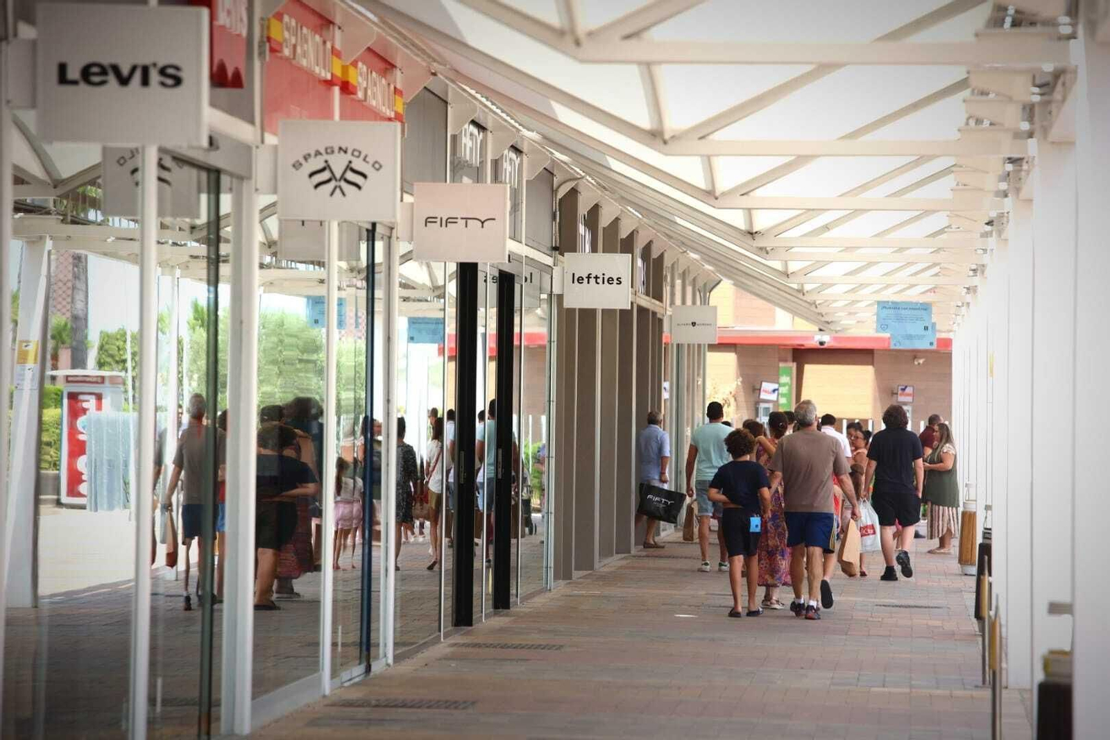 Ciudadanos de compras en el centro comercial Luz Shopping.