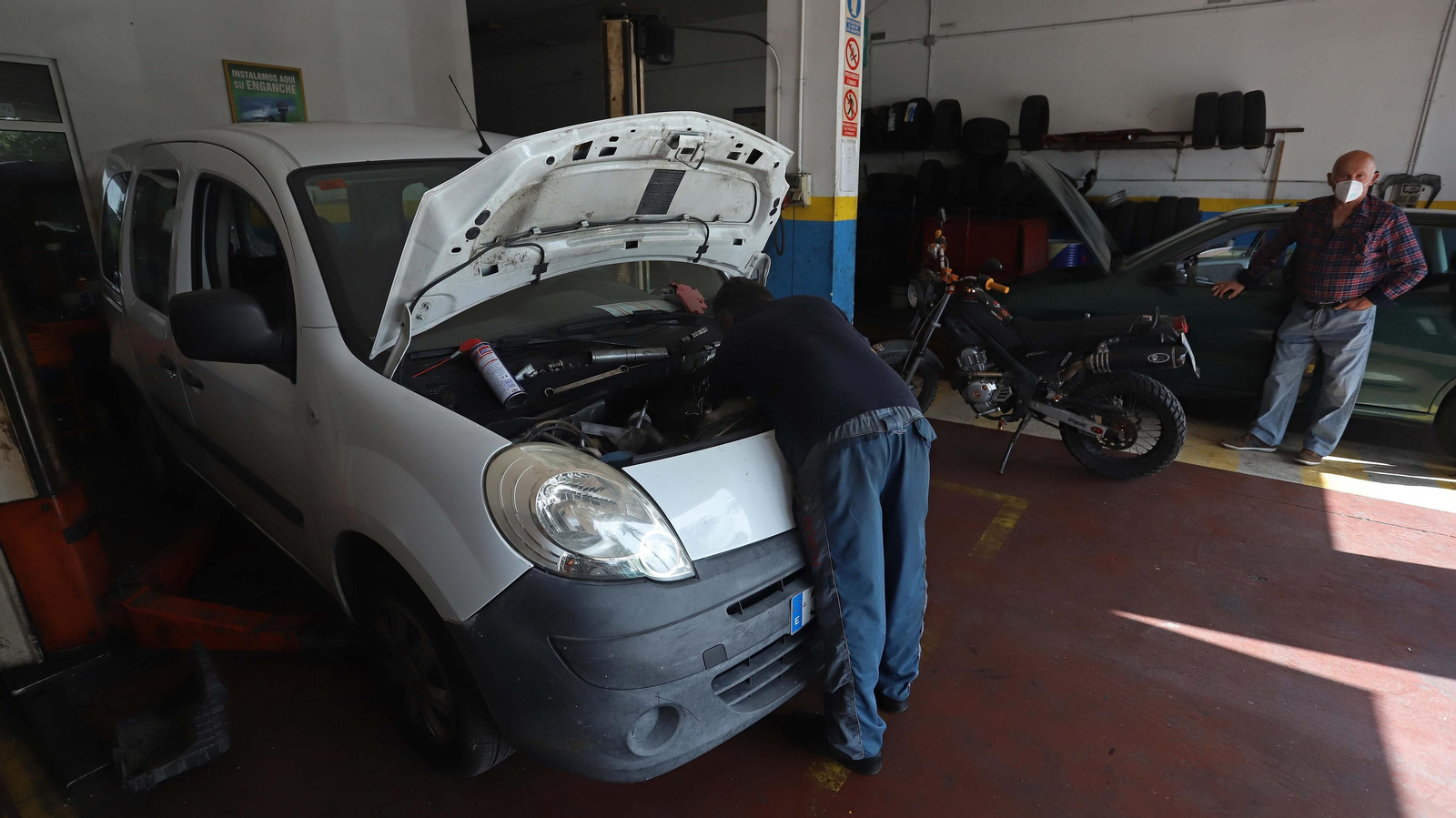 Actividad en un taller mecánico de Algeciras.
