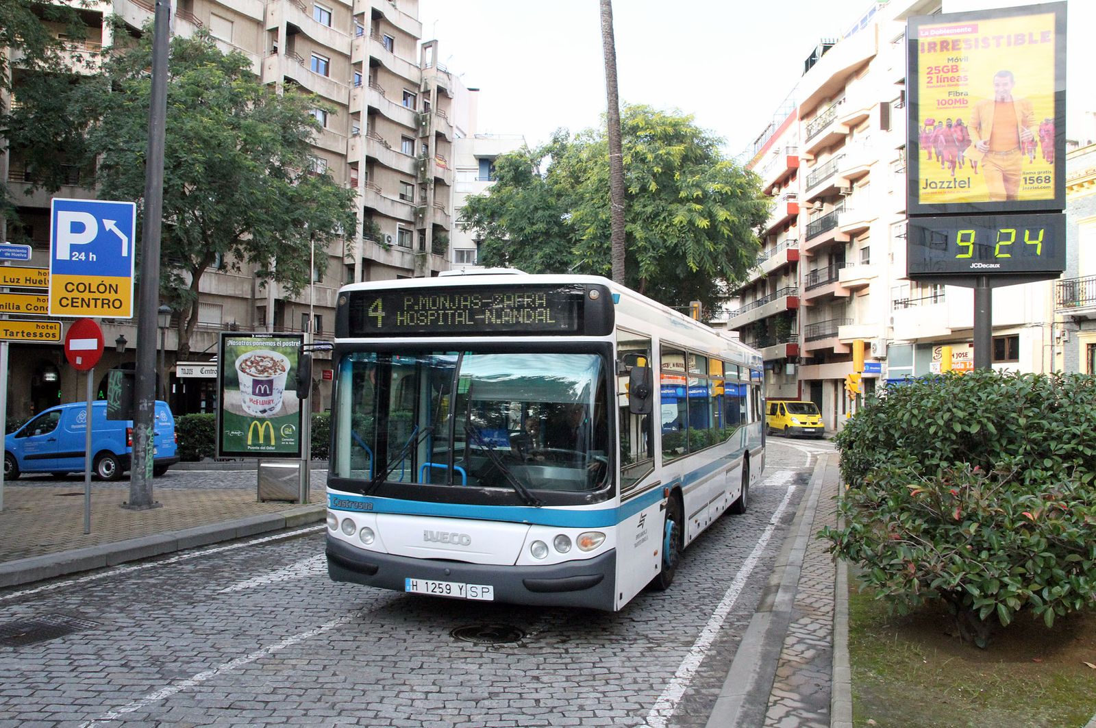 Autobús de Emtusa a su paso por la plaza Quintero Báez.