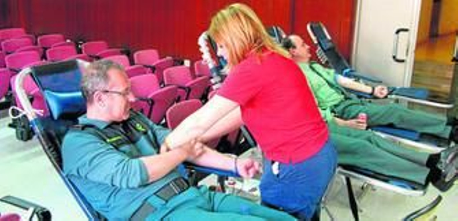 Agentes de la Guardia Civil donan su sangre en una colecta