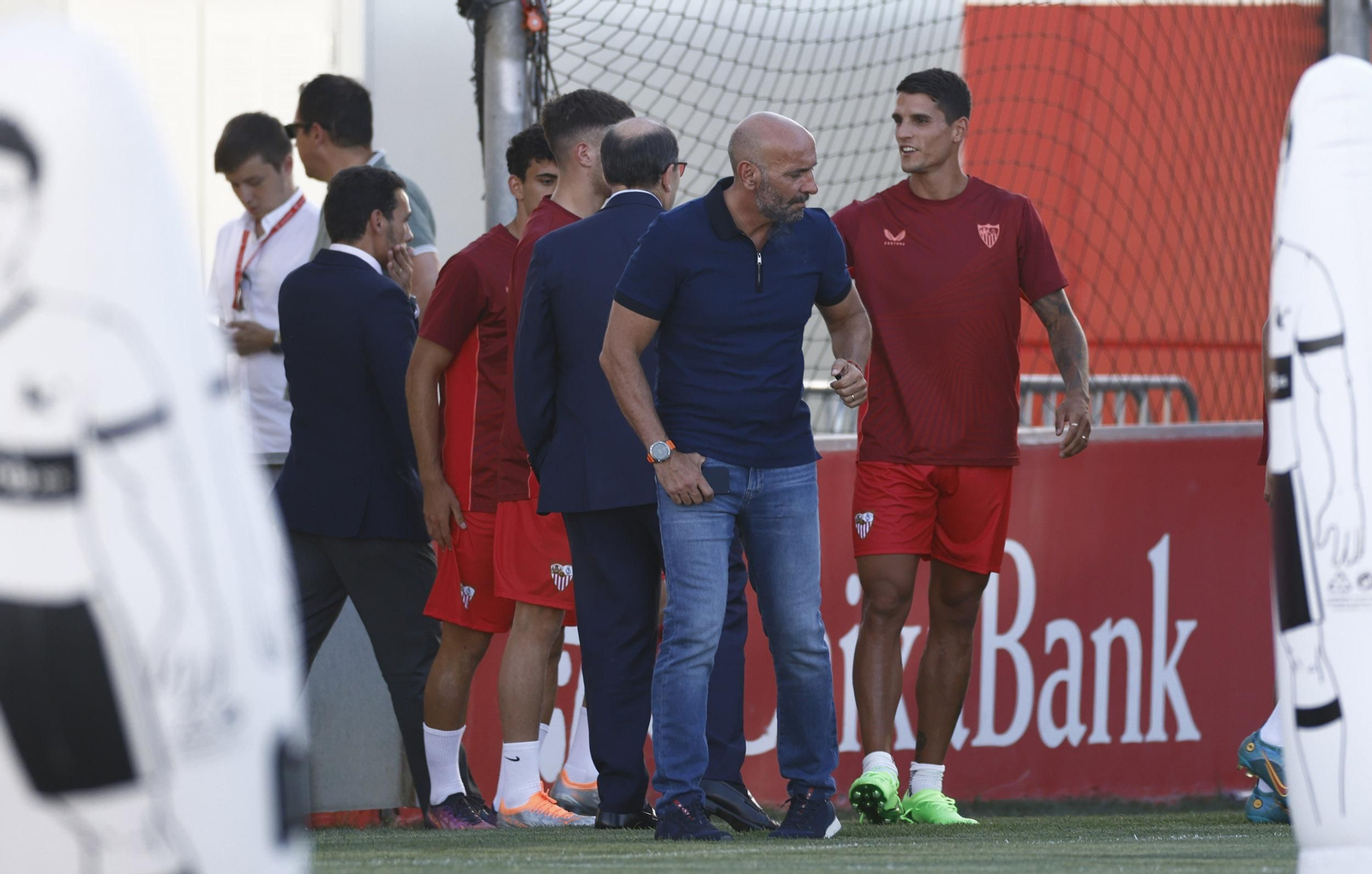 Monchi, en la ciudad deportiva mientras José María del Nido Carrasco y José Castro saludan a varios futbolistas, como Lamela.