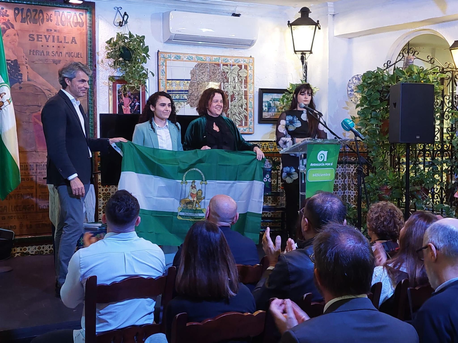 La enterga de Banderas de Andalucía de AxSí San Fernando por el 4D, en imágenes