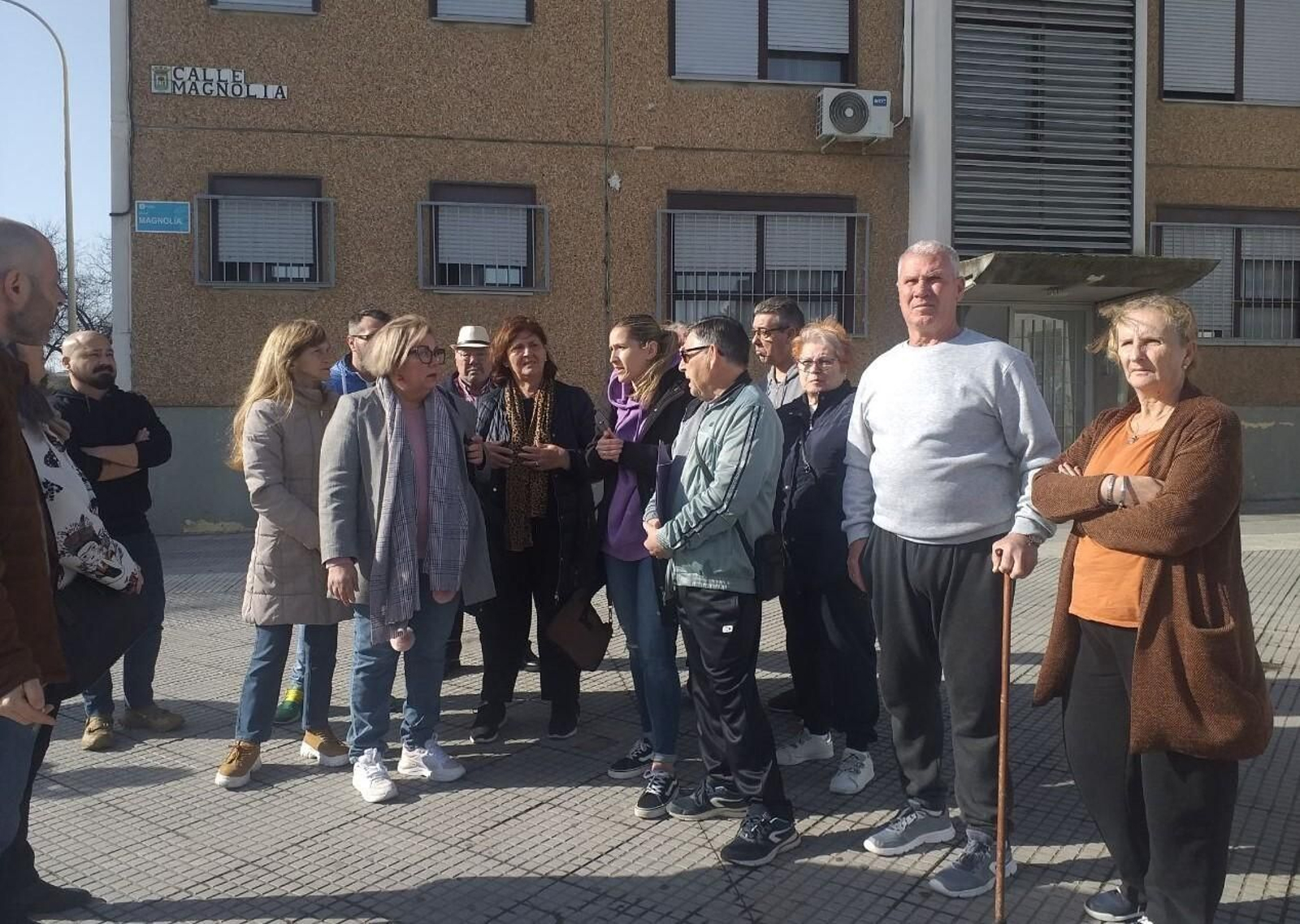 Monica Rossi atiende a los vecinos de El Torrejón. Monica Rossi atiende a los vecinos de El Torrejón.