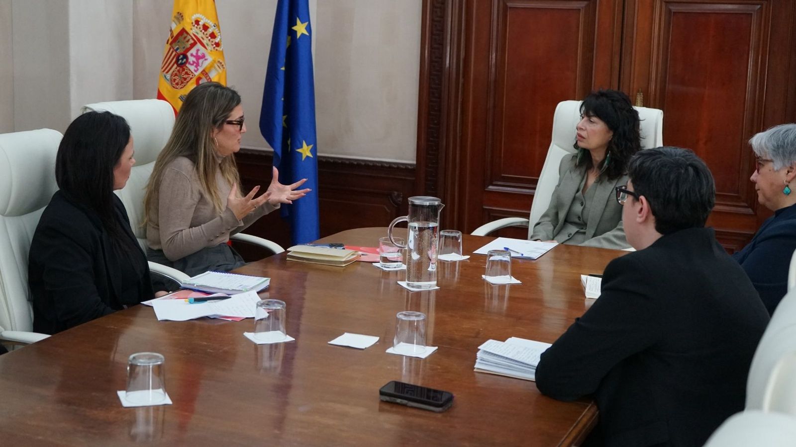Un momento de la reunión entre Betania y la ministra de Igualdad, este martes