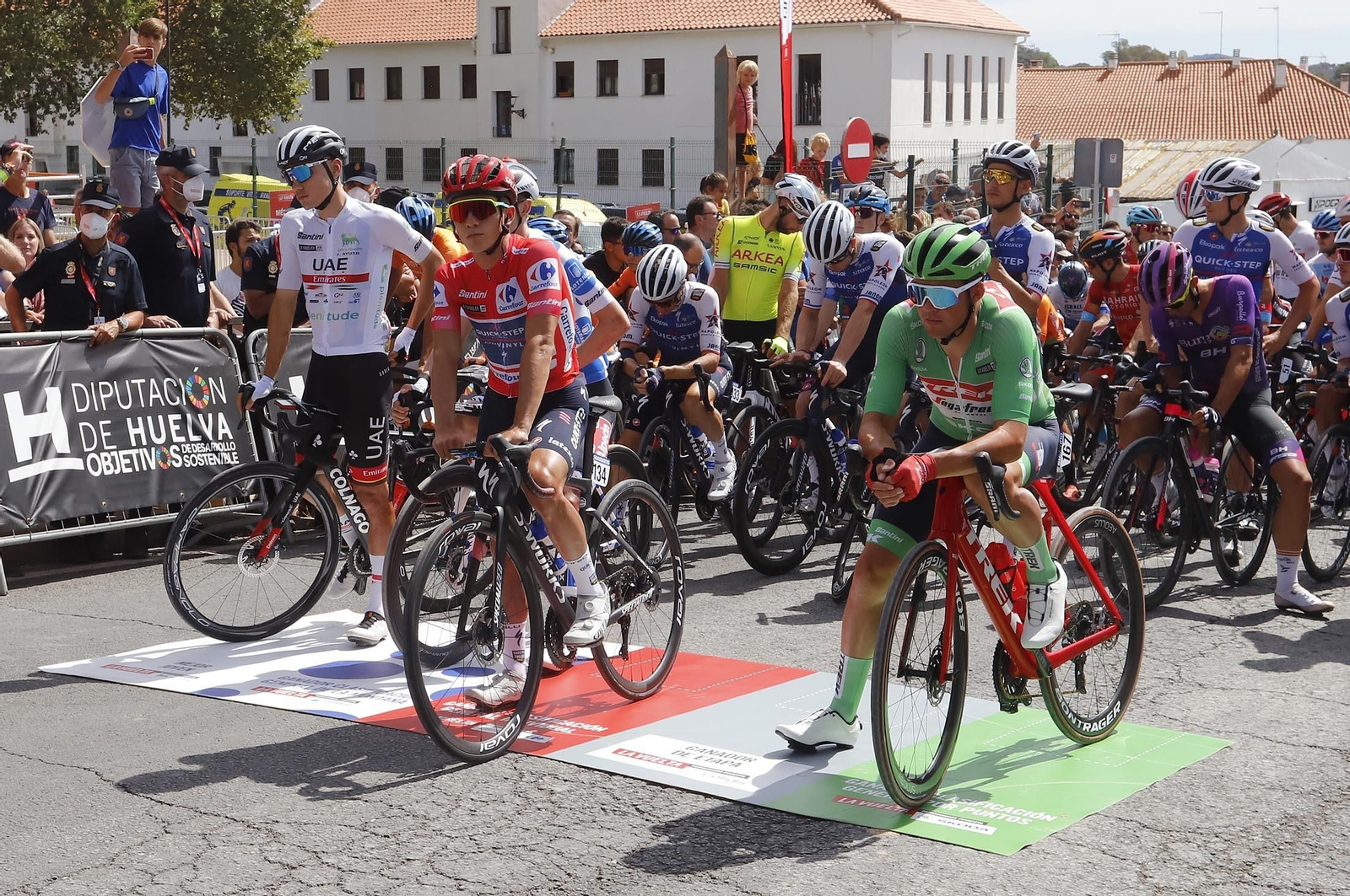 Imágenes de la Vuelta Ciclista a España en su salida desde Aracena en la 17ª etapa
