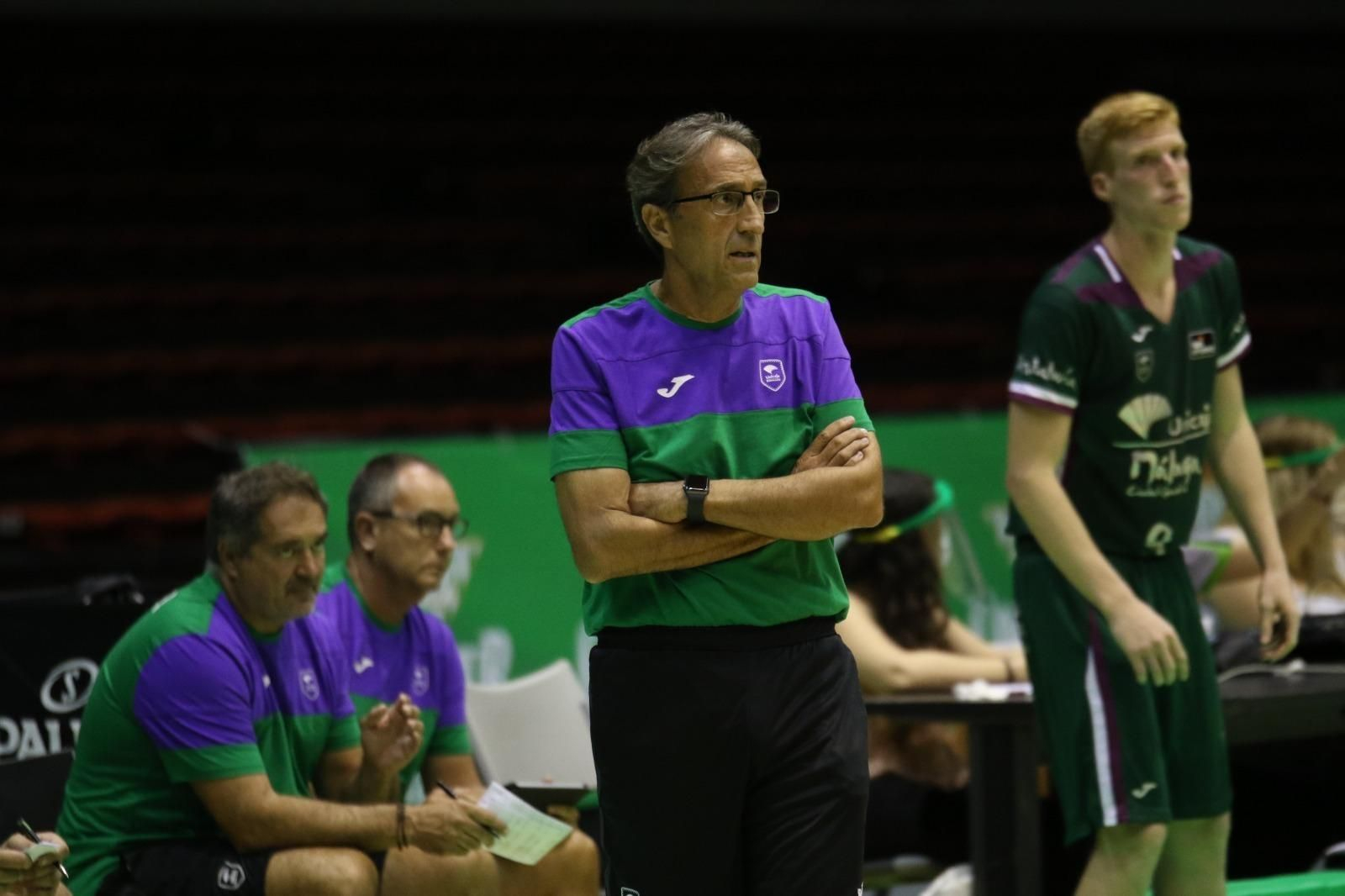 Casimiro observa durante el Coosur Betis-Unicaja.