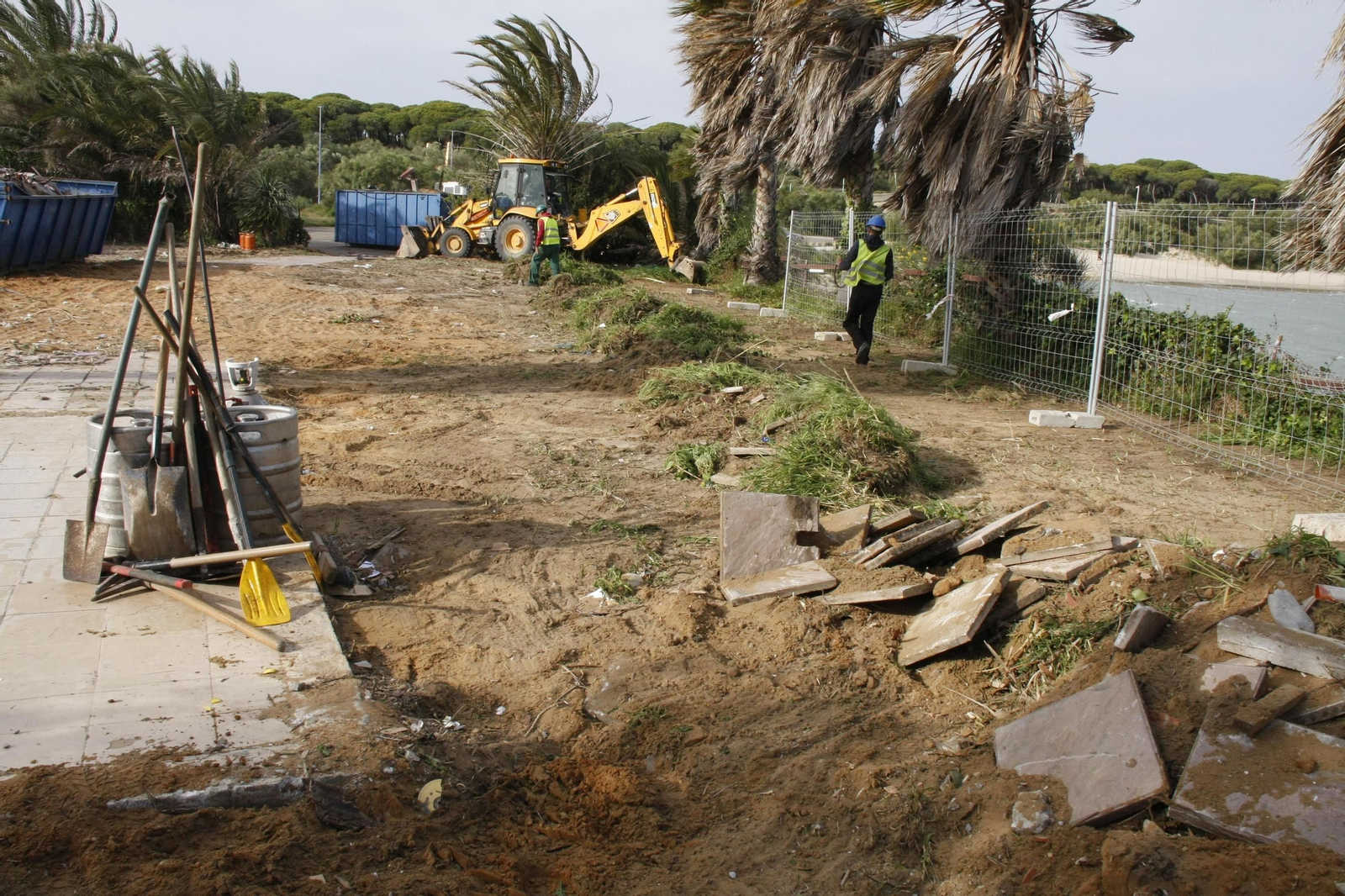 Los trabajos de limpieza que se realizan en los terrenos del antiguo chiringuito La Calita.