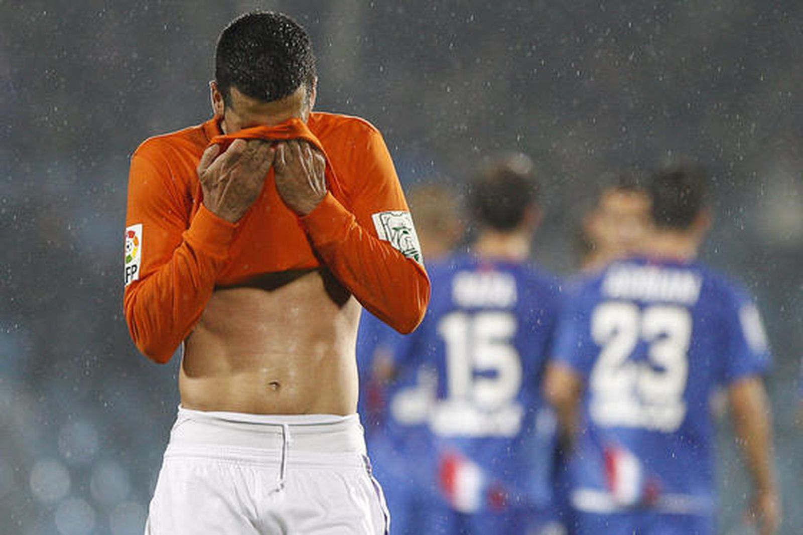 El Málaga pierde en Getafe y cae a puestos de descenso a falta de una jornada. / LOF