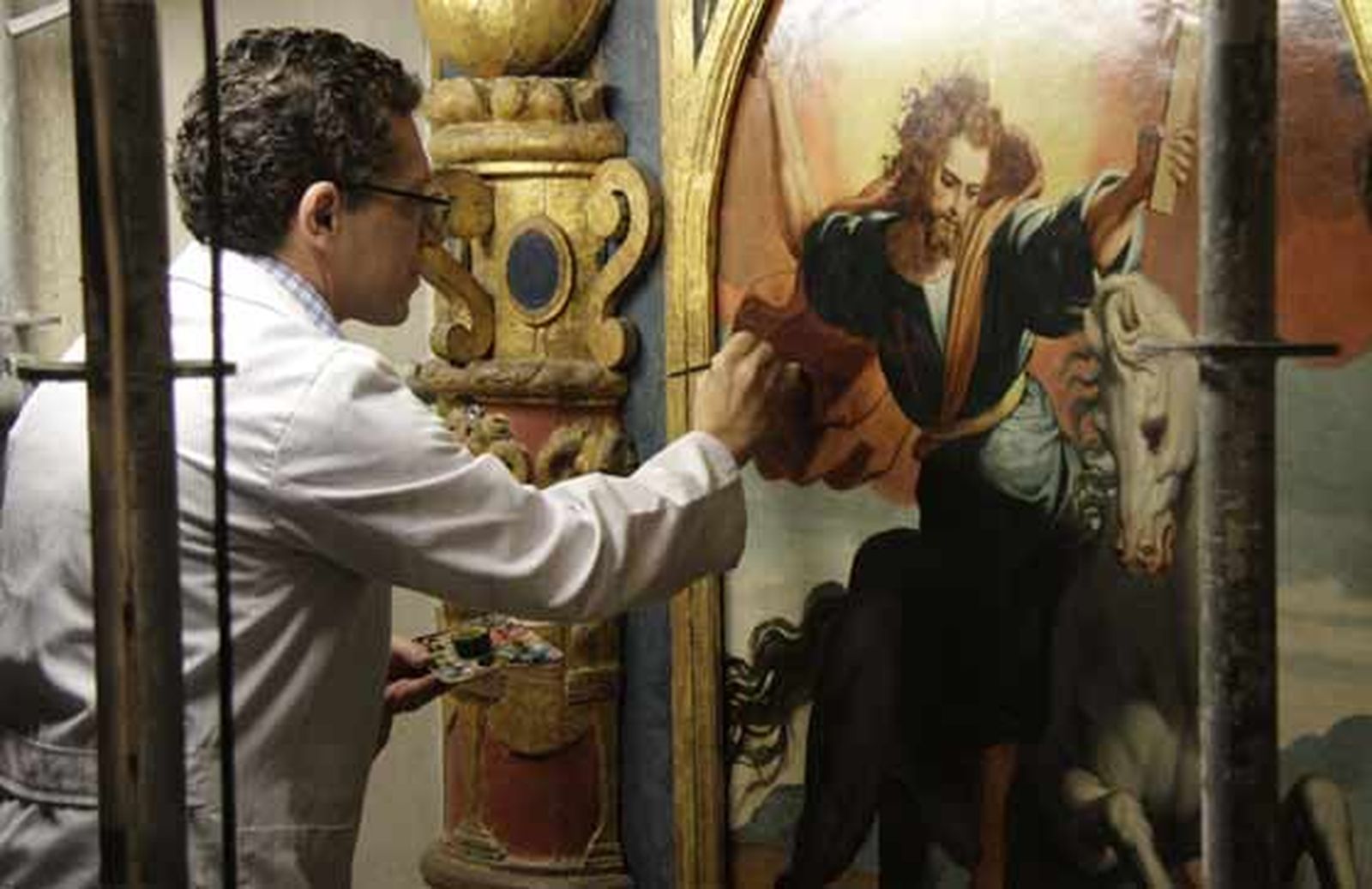 El responsable de Patrimonio del Cabildo Catedral, Francisco Navarro, informa sobre la restauración del retablo del mariscal de la Catedral de Sevilla. Sacristía de la Antigua de la Catedral.

Foto: Victoria Hidalgo