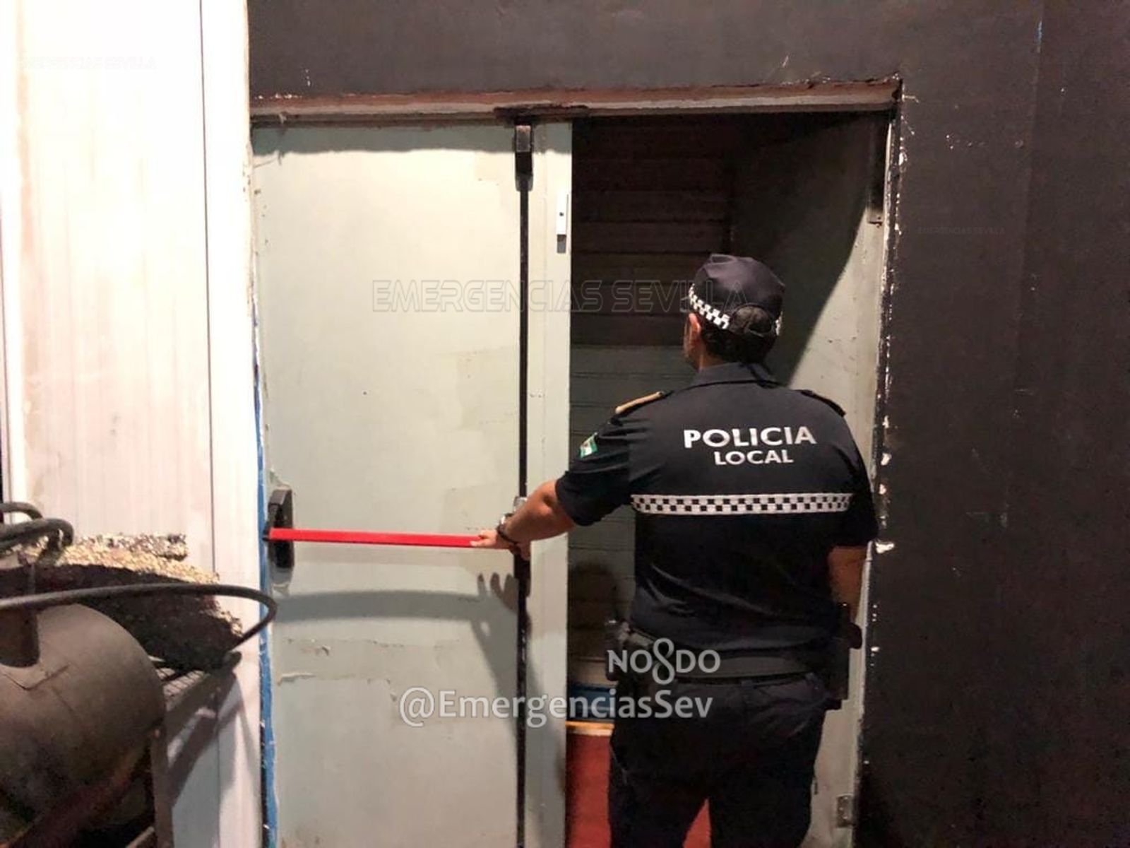 Las puertas de emergencias de la discoteca clausurada bloqueadas.