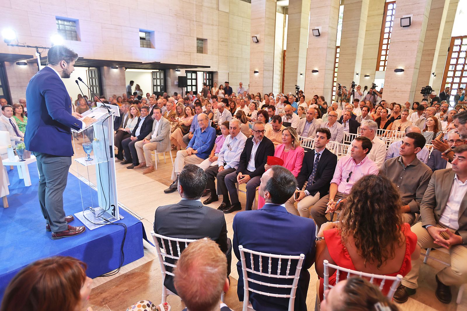 Imágenes de la celebración del primer aniversario del Gobierno Local de Pilar Miranda en el consistorio onubense.