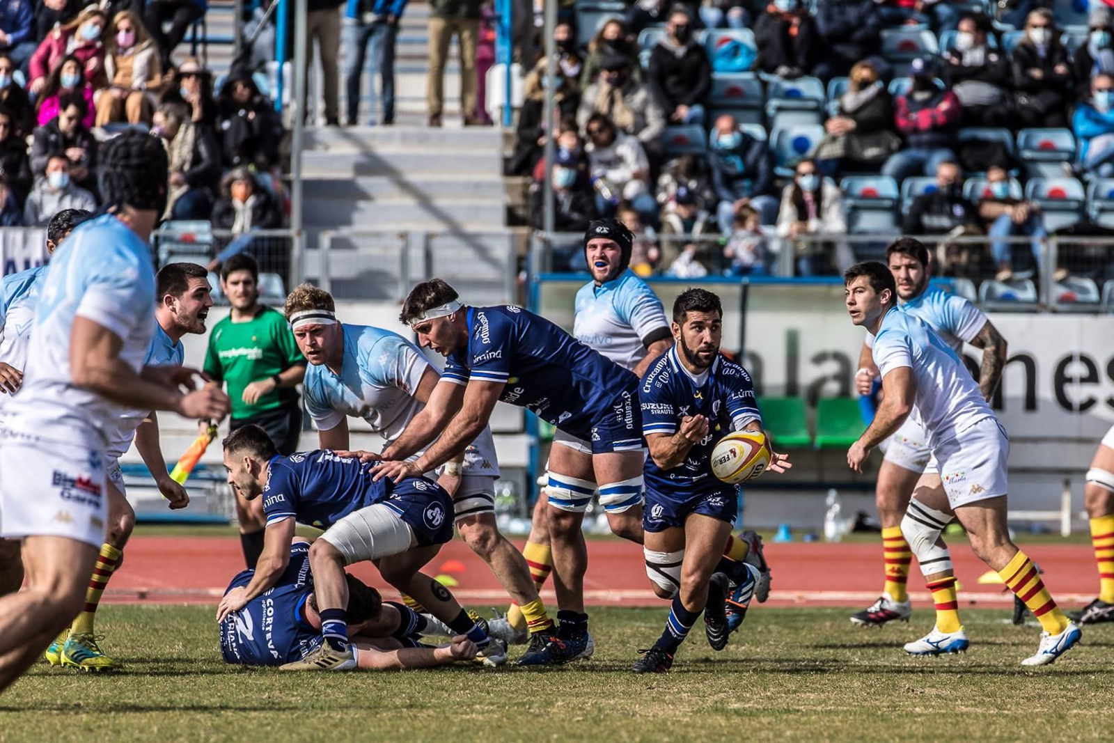 Cocó Roldán realiza una apertura con mucha velocidad.