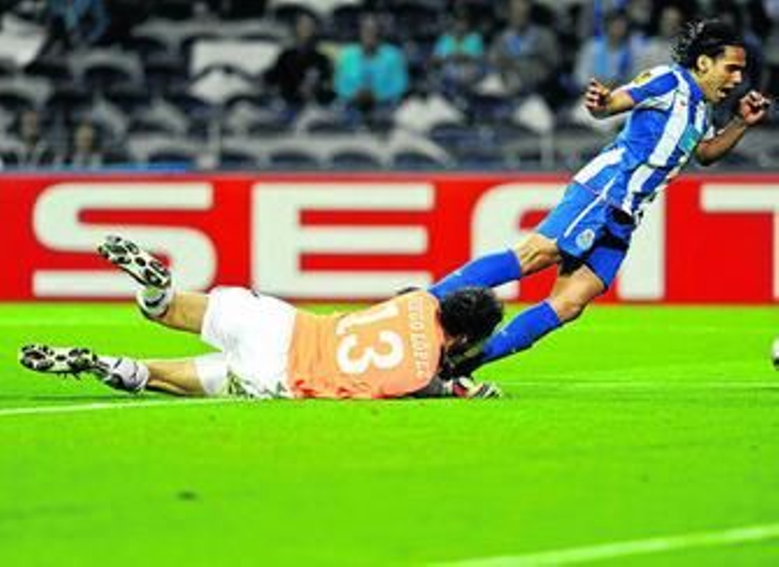 El portero Diego López derrumba a Falcao en el penalti que oroginó la remontada del Oporto.