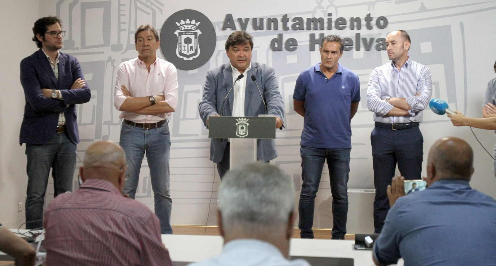 El alcalde de Huelva, Gabriel Cruz, se dirige a los medios para comunicar el rechazo a la oferta de Krypteia acompañado del consejo de administración recreativista.