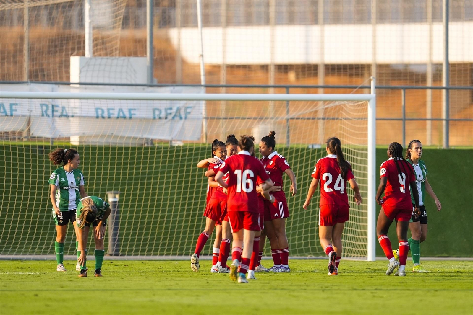 Las jugadoras sevillistas celebran el tercer gol en la semifinal de la Copa de Andalucía contra el Betis.