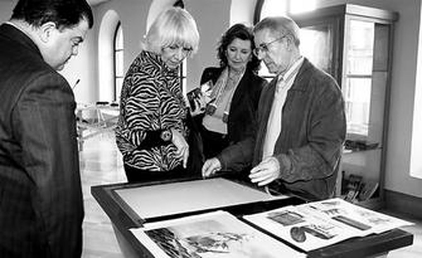 Eduardo Geneiro explica el taller a las autoridades el día de la inauguración del congreso.