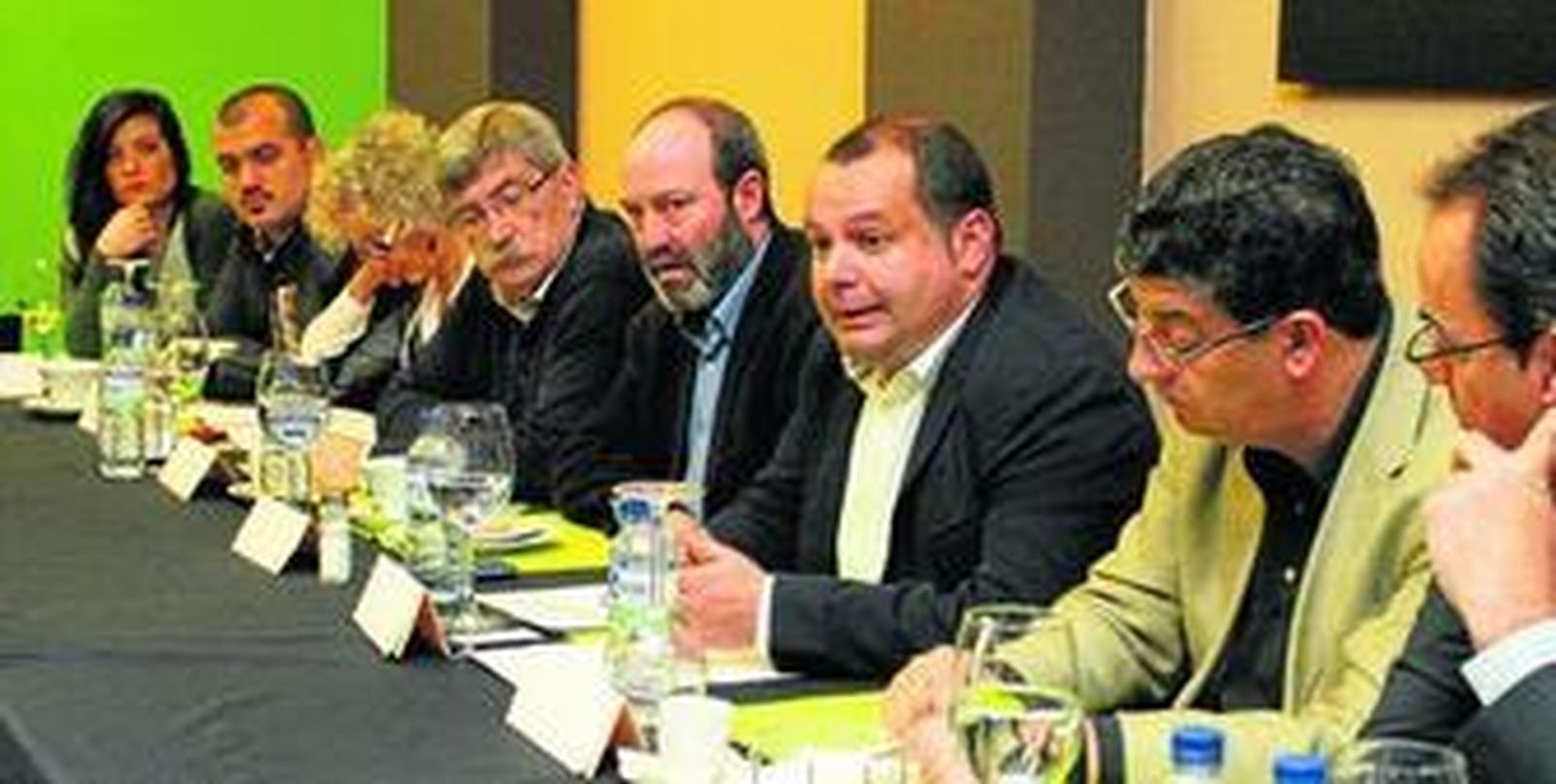 Rafael Sánchez Rufo, flanqueado por Pedro Jiménez y Diego Valderas, entre otros.