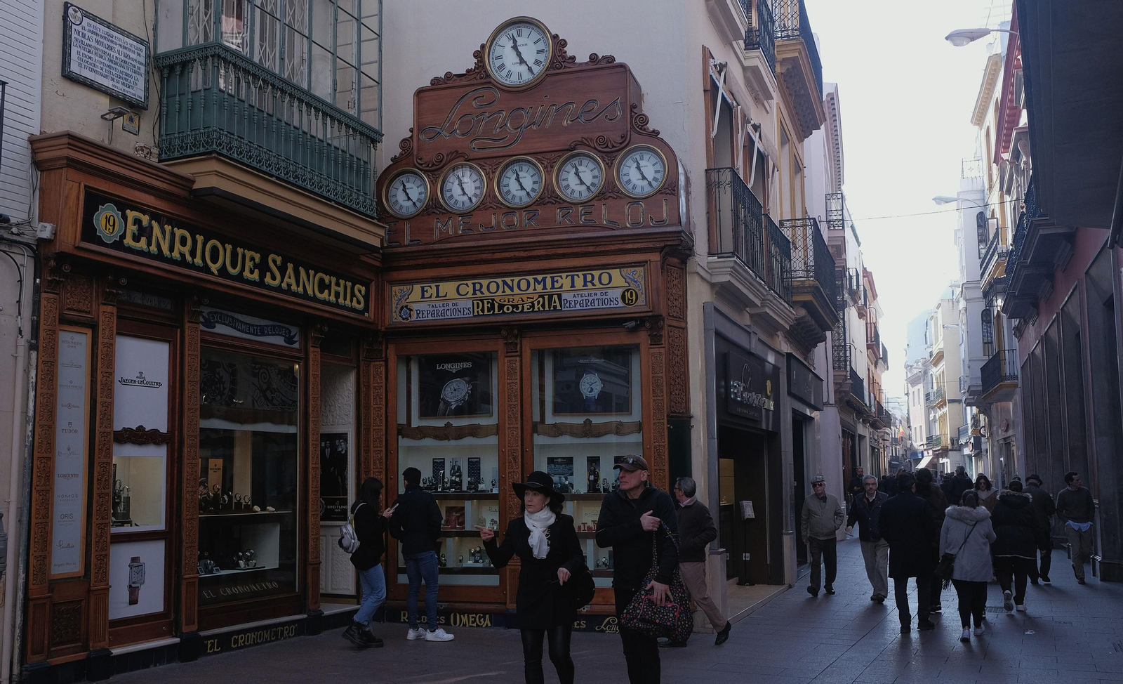 Fachada de la emblemática tienda de El Cronómetro en la  calle Sierpes.