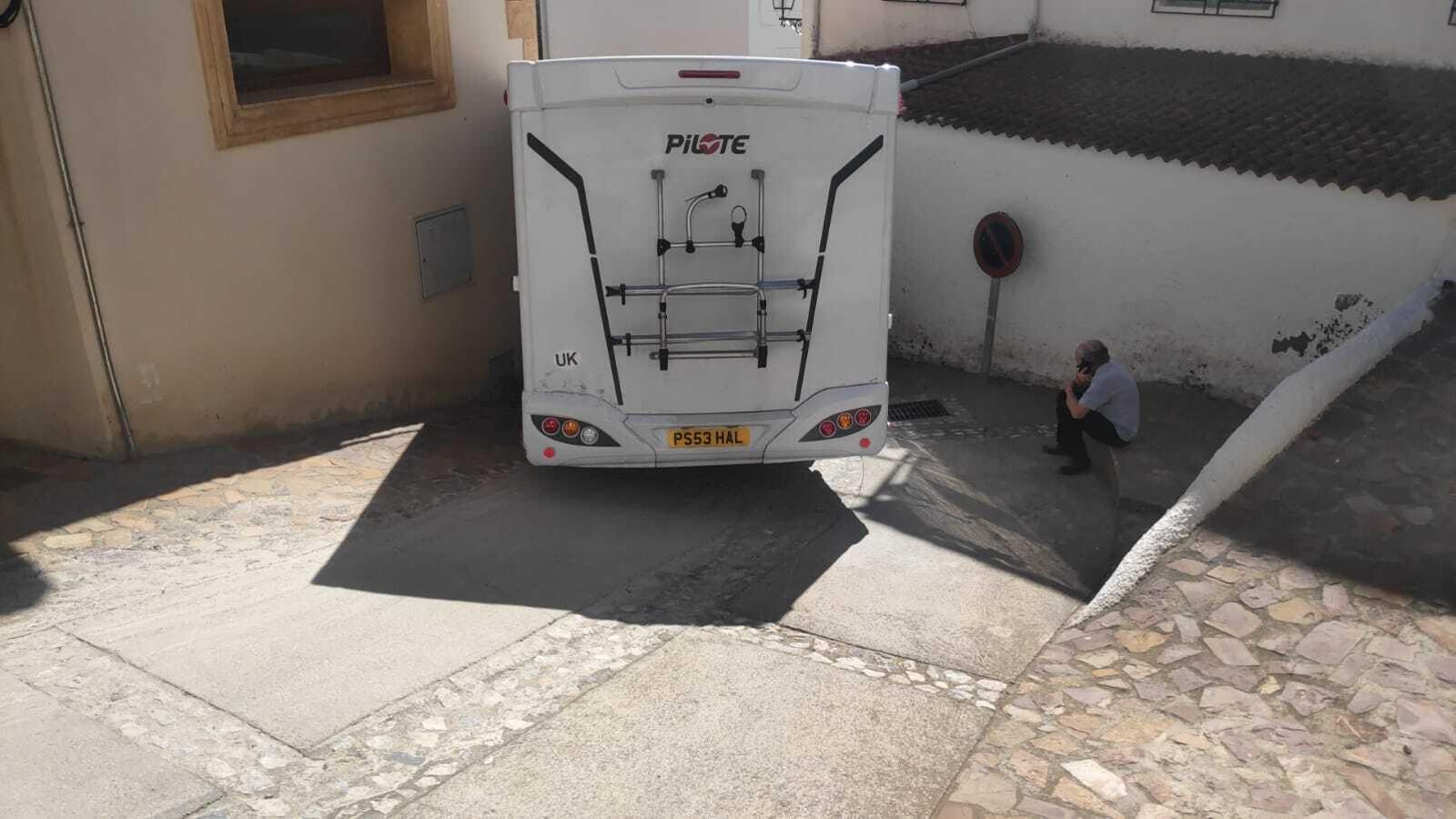 Una caravana se queda atrapada en un municipio de la costa de Granada