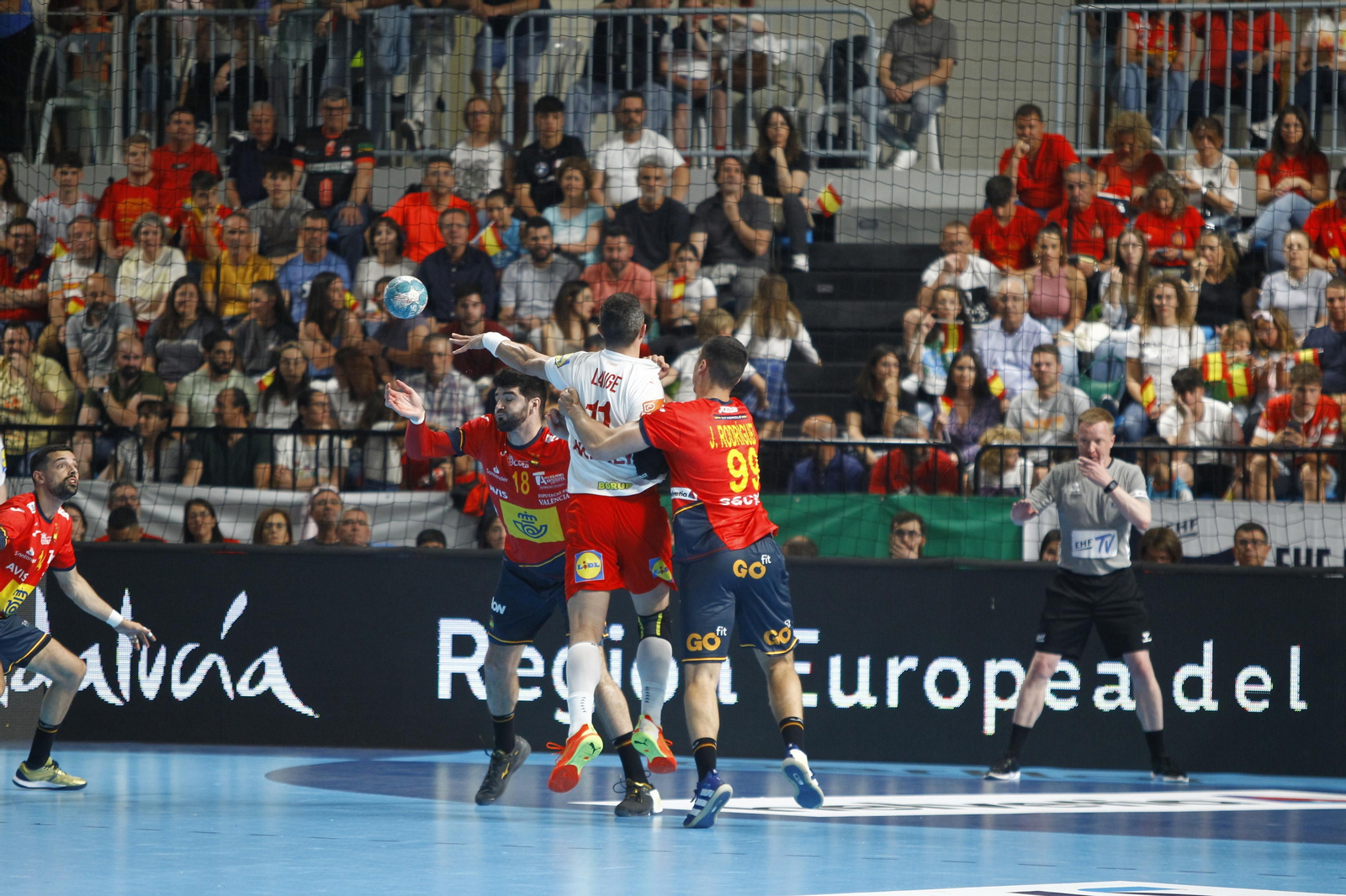 Imágenes del España-Dinamarca de la EHF Euro Cup de balonmano, en Almería