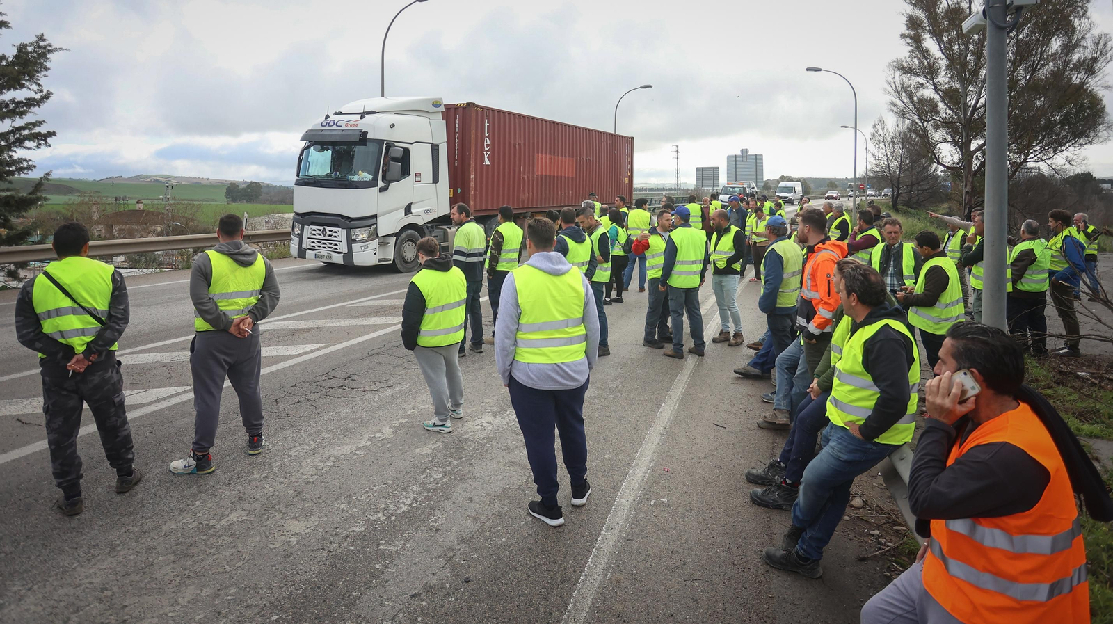 Los agricultores siguen en pie de guerra y cortan la A-381 en Jerez
