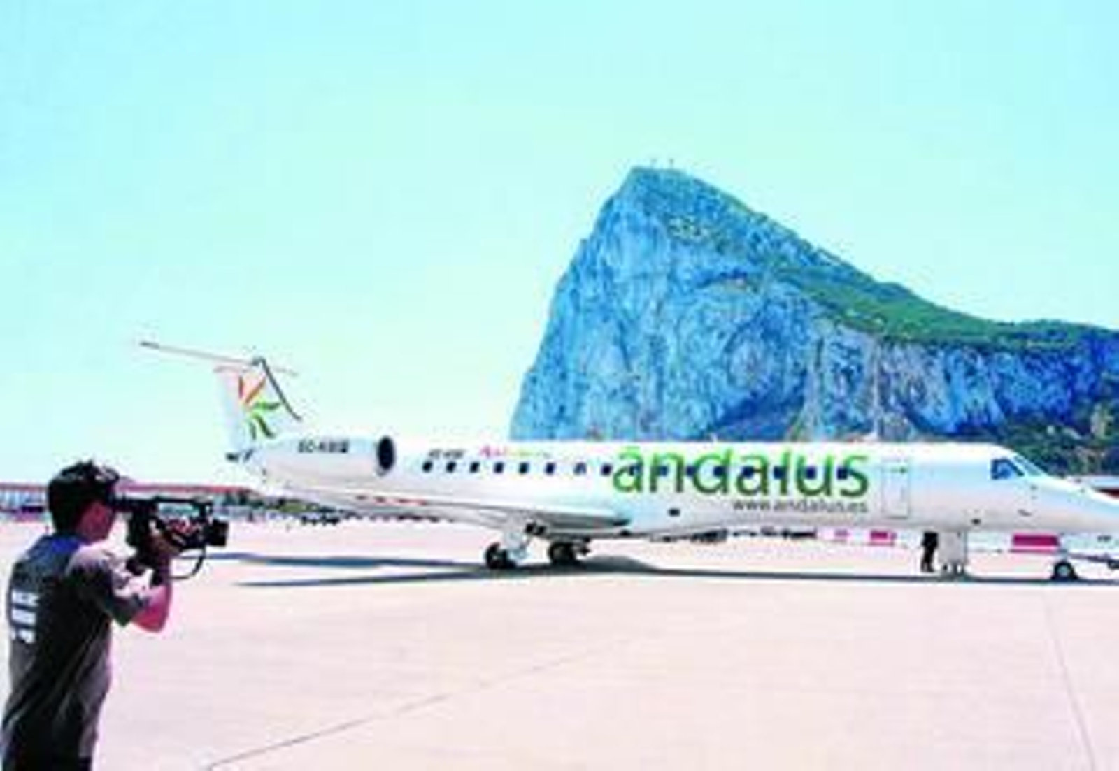 Uno de los aviones de Ándalus, en la pista de aterrizaje del aeropuerto de Gibraltar.