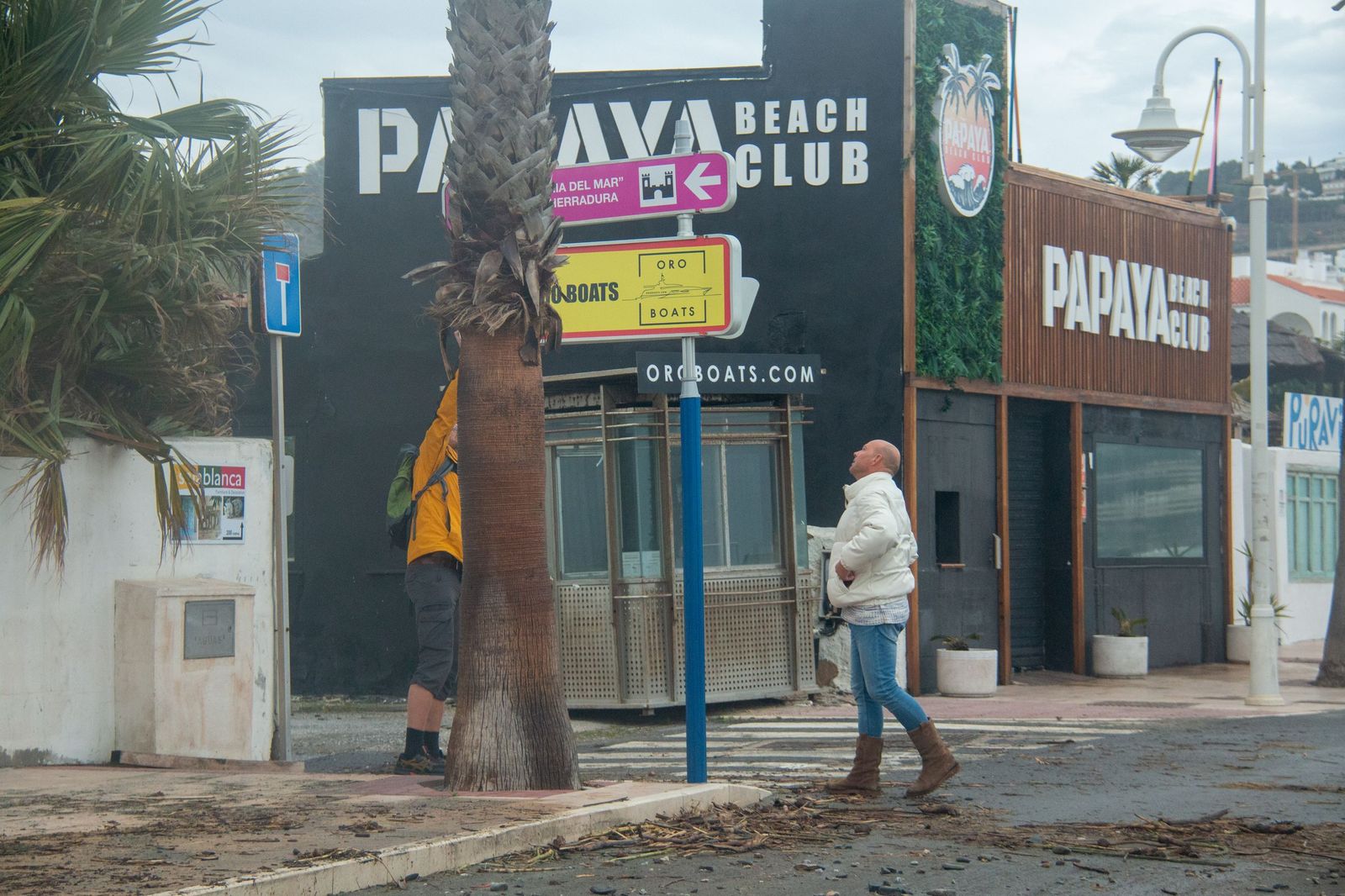 Las cañaveras, arena y piedras se hacen con parte del paseo marítimo de La Herradura