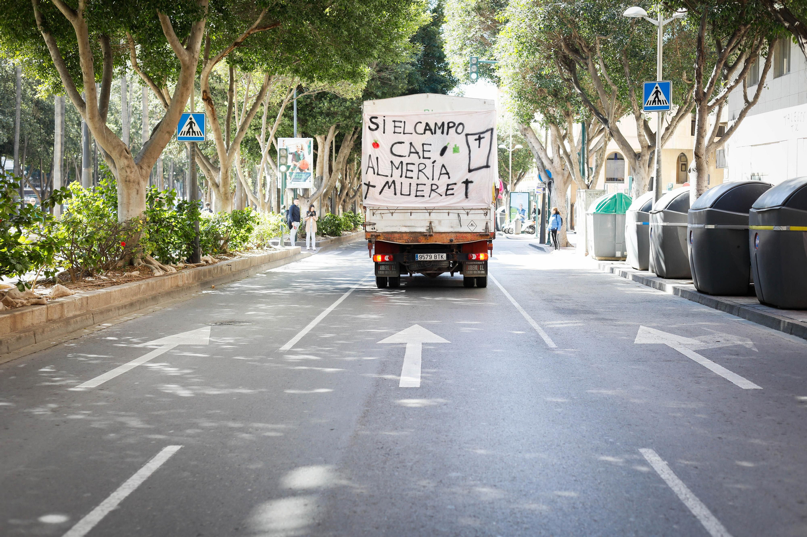 Los agricultores colapsan el puerto de Almería