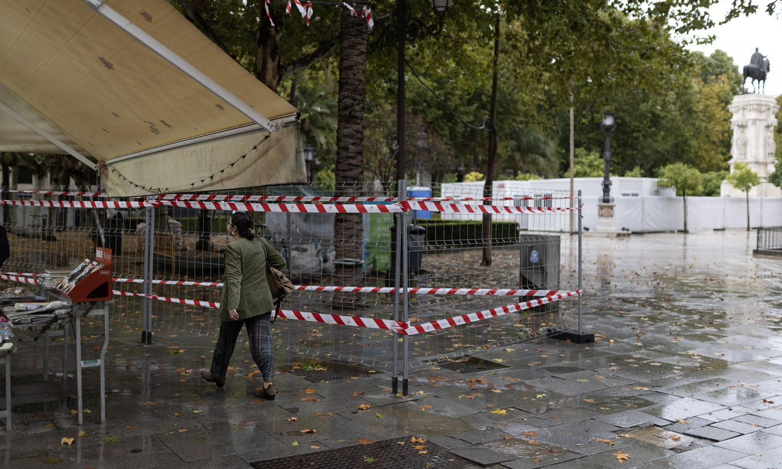 Uno de los kioscos con el acceso limitado por las vallas.
