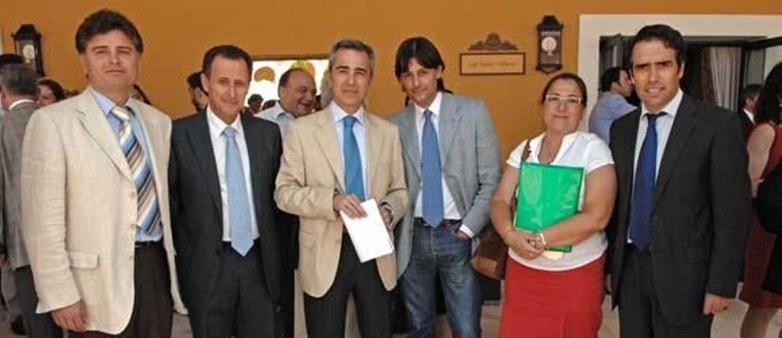 Antonio Jesús Verdú, alcalde de Vejer; José María Román; alcalde de Chiclana; Javier López, secretario del Ayuntamiento de Chiclana; Fabián Santana, periodista; Ángeles Polanco, edil de Fomento de Chiclana, y Rafael Navas, director de Diario de Cádiz.

Foto: Paco Periñán