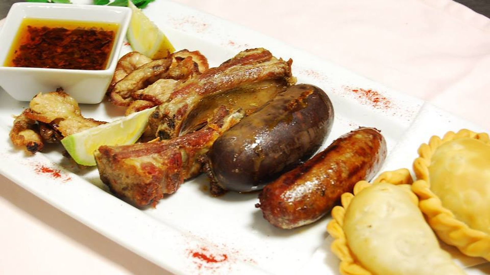 Chorizo criollo, costillas de cerdo y empanada criolla.
