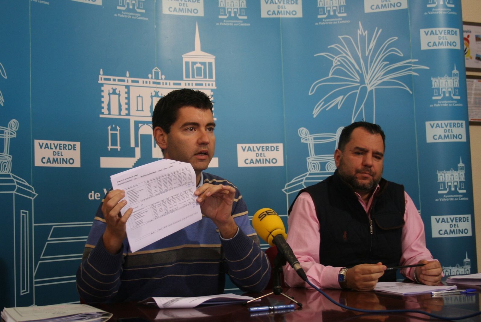 Manuel Cayuela y José Domingo Doblado presentan las cuentas municipales para el ejercicio 2017.