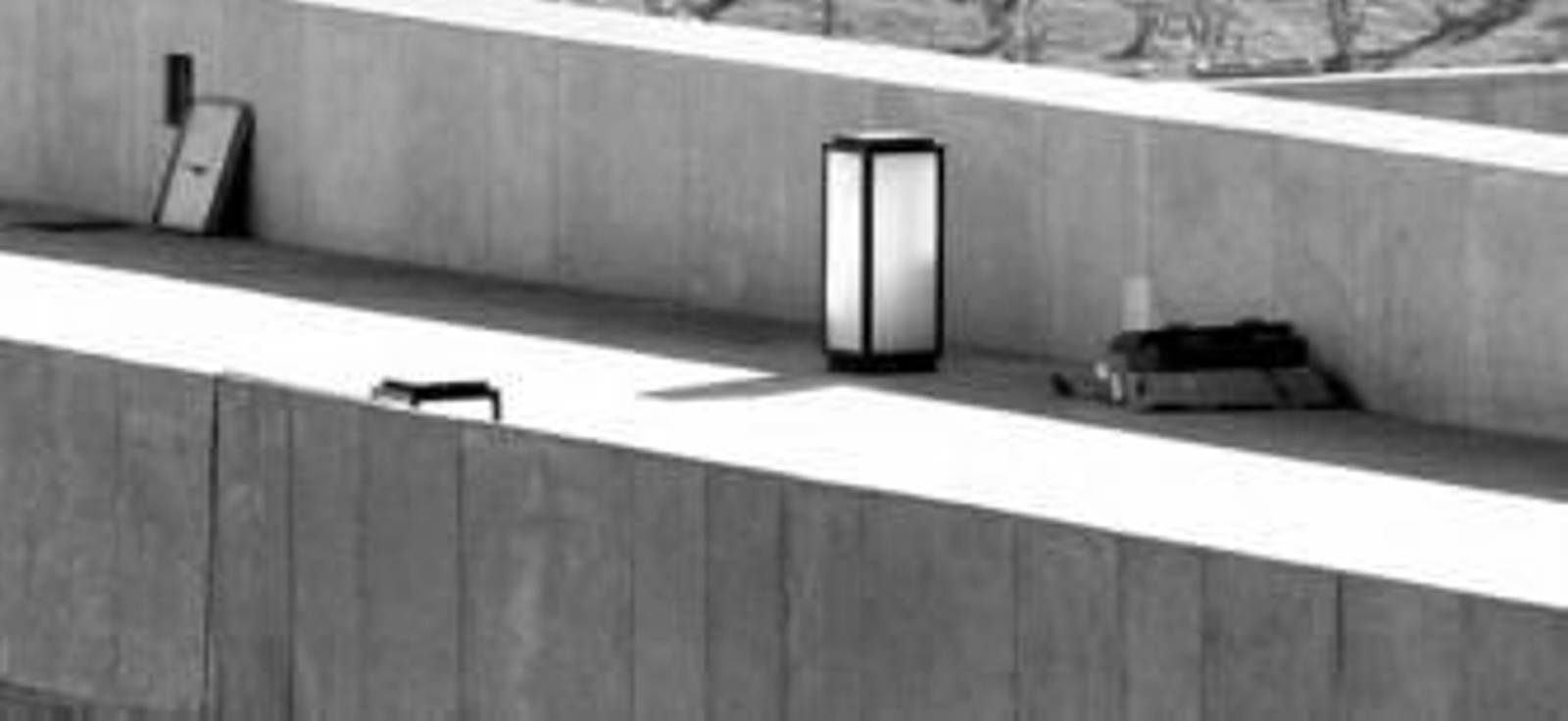 Sobre estas líneas, las nuevas luminarias diseñadas por Juan Cuenca. A la derecha, los viejos faroles, retirados del puente.