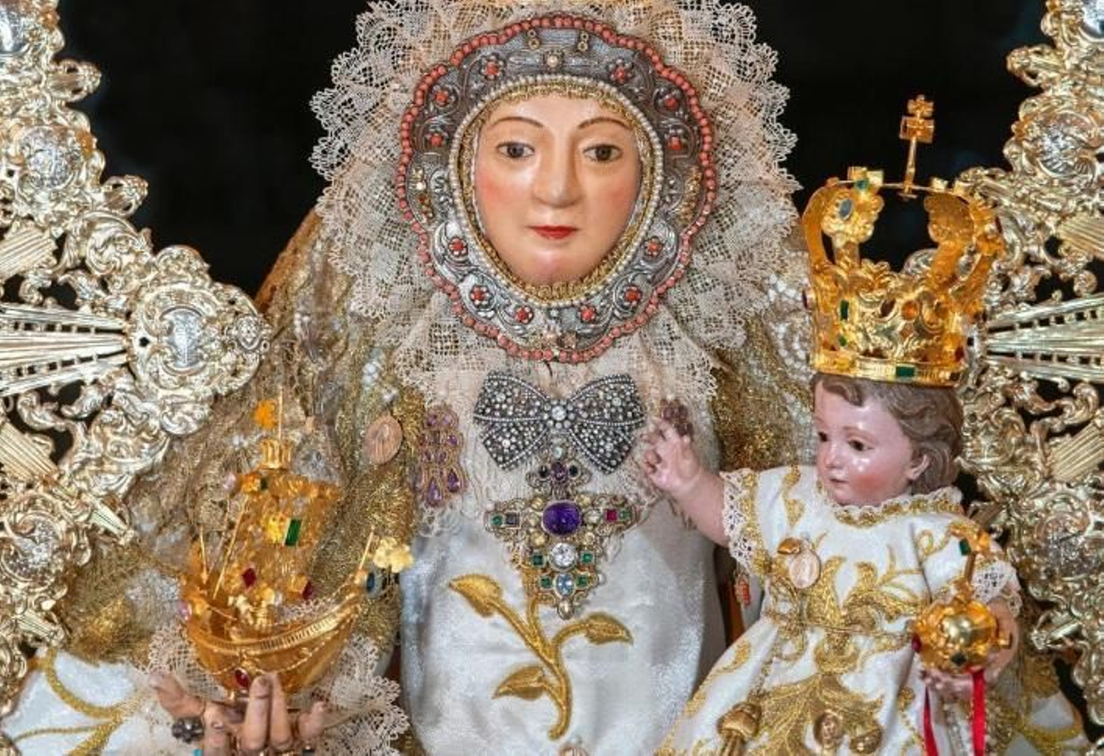 El traje del Niño está bordado en oro sobre tisú