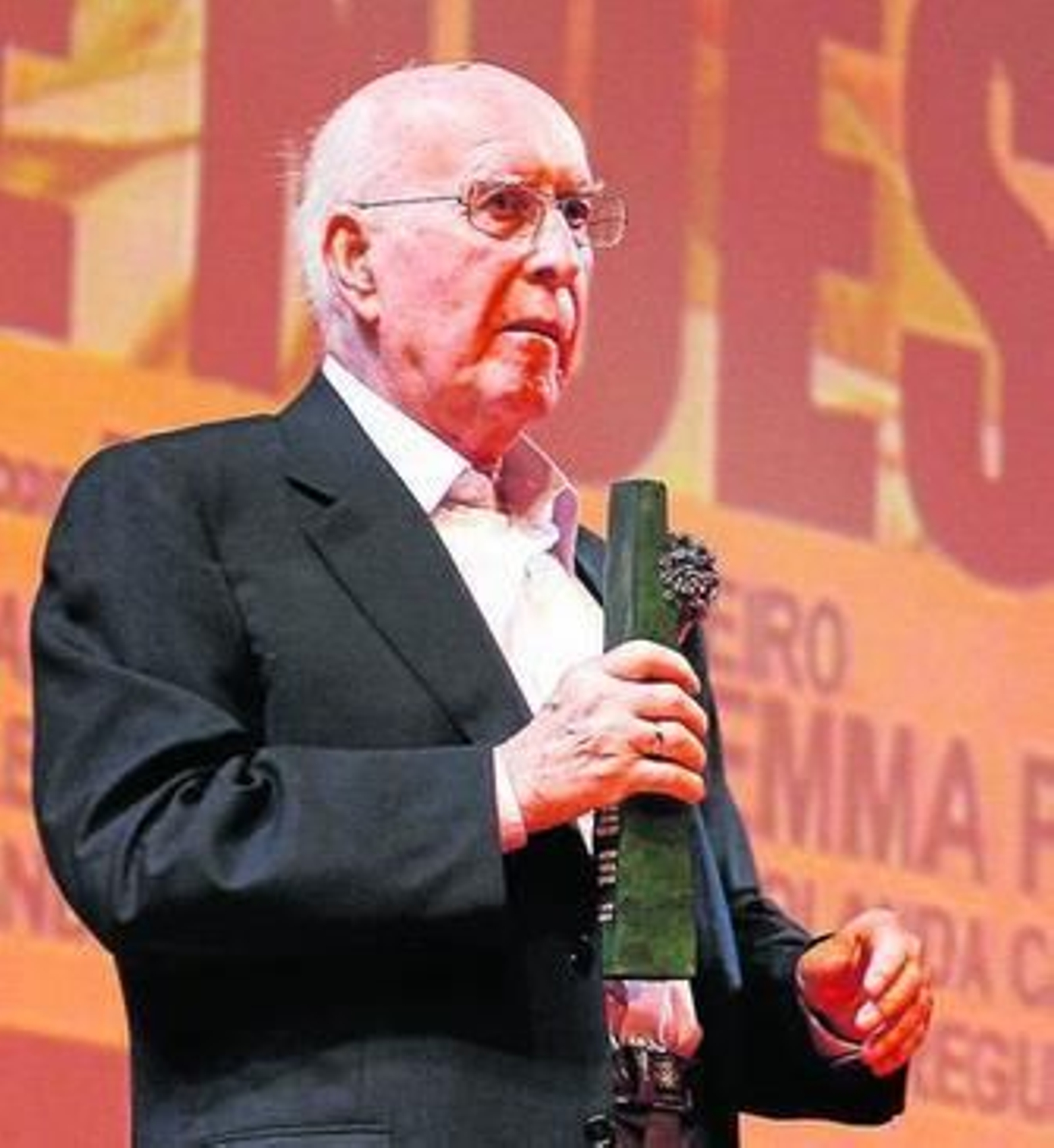 Alcaine, ayer, con su Biznaga en el Cervantes.