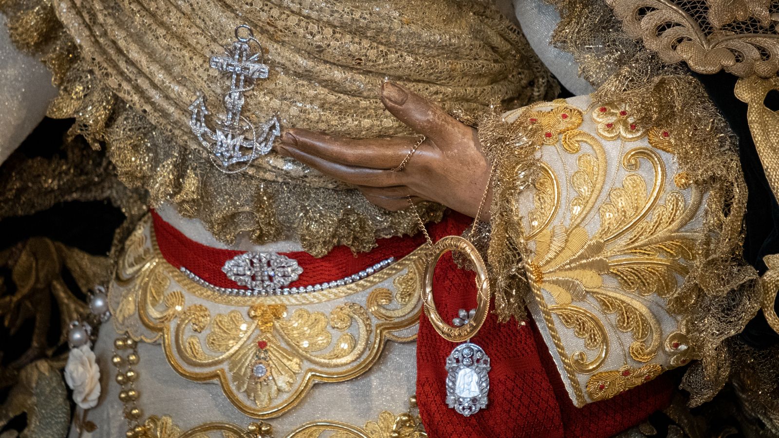 La Esperanza de Triana en su besamanos, en imágenes