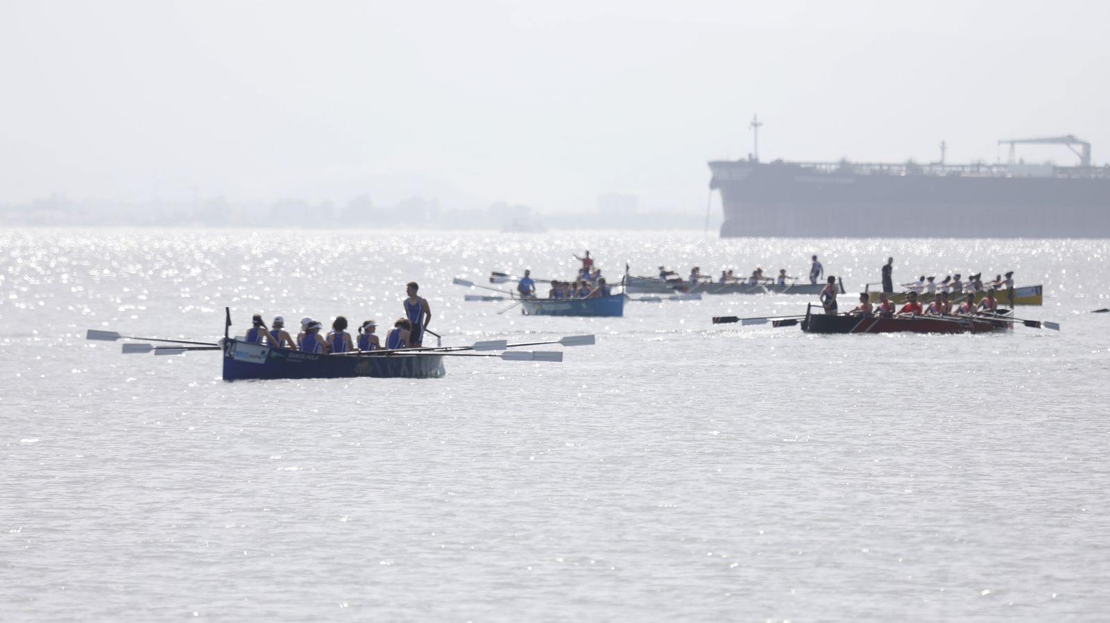 Las fotos de la primera jornada del Campeonato de España de remo en banco fijo LLaut de La Línea