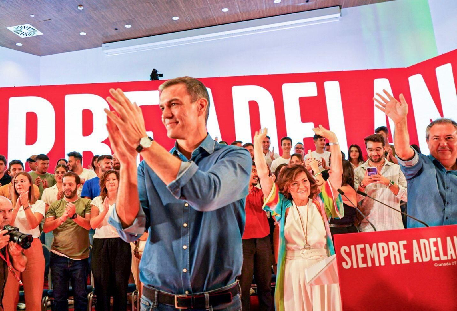 Las mejores imágenes del primer mitin de Pedro Sánchez tras recibir el encargo de formar gobierno por parte del Rey
