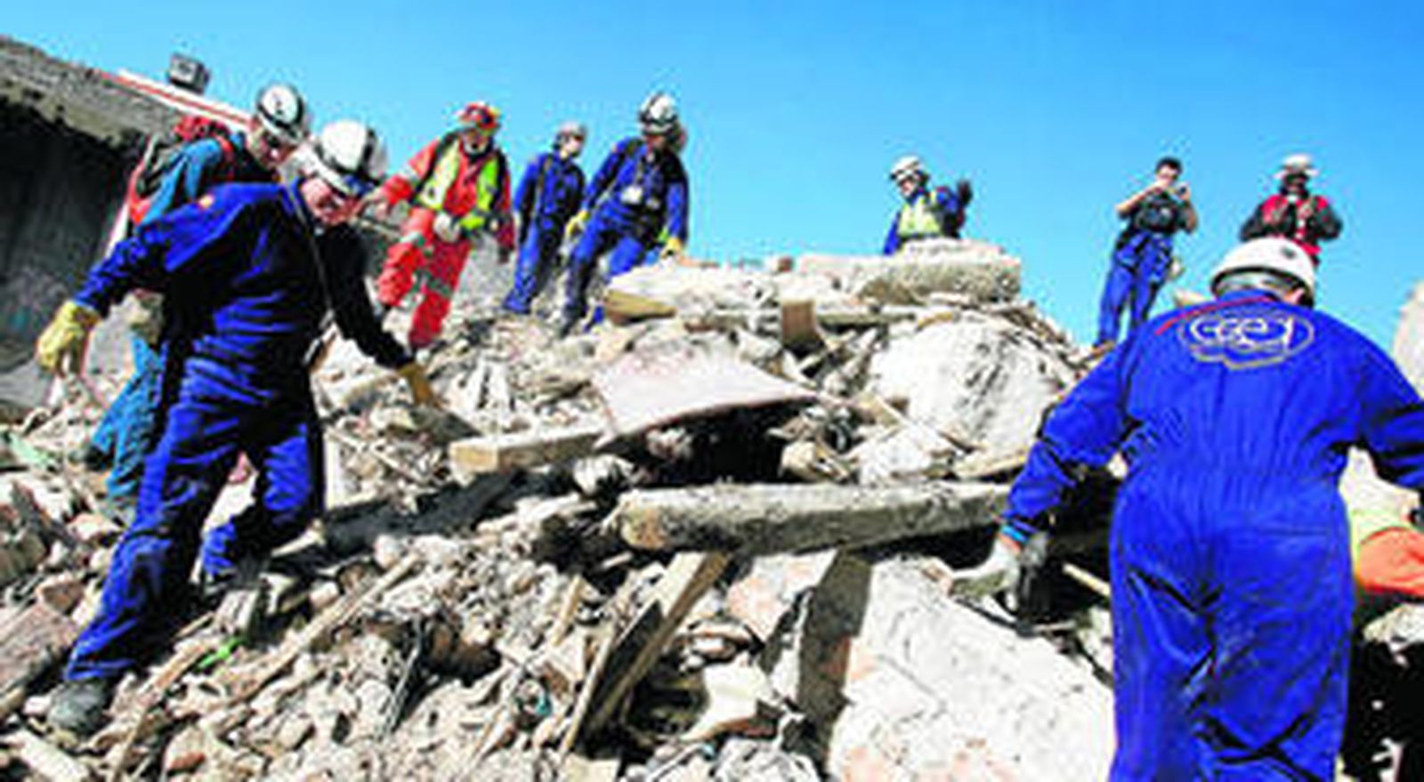 Un equipo de rescatadores del GEA en un simulacro de terremoto realizado en Málaga capital.