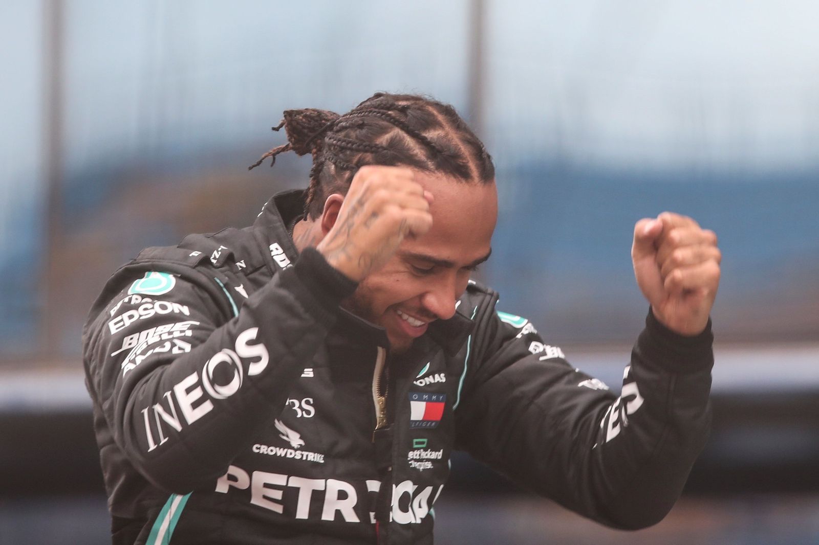 Hamilton festeja su triunfo en Turquía.