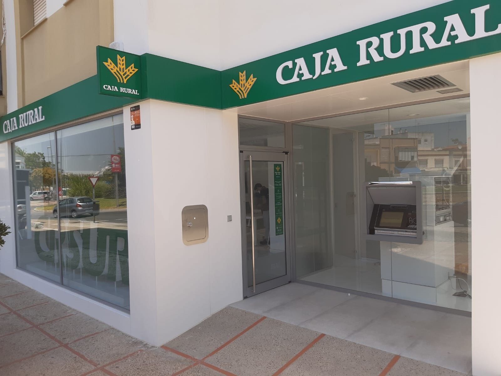 Entrada a la nueva oficina de Caja Rural del Sur.
