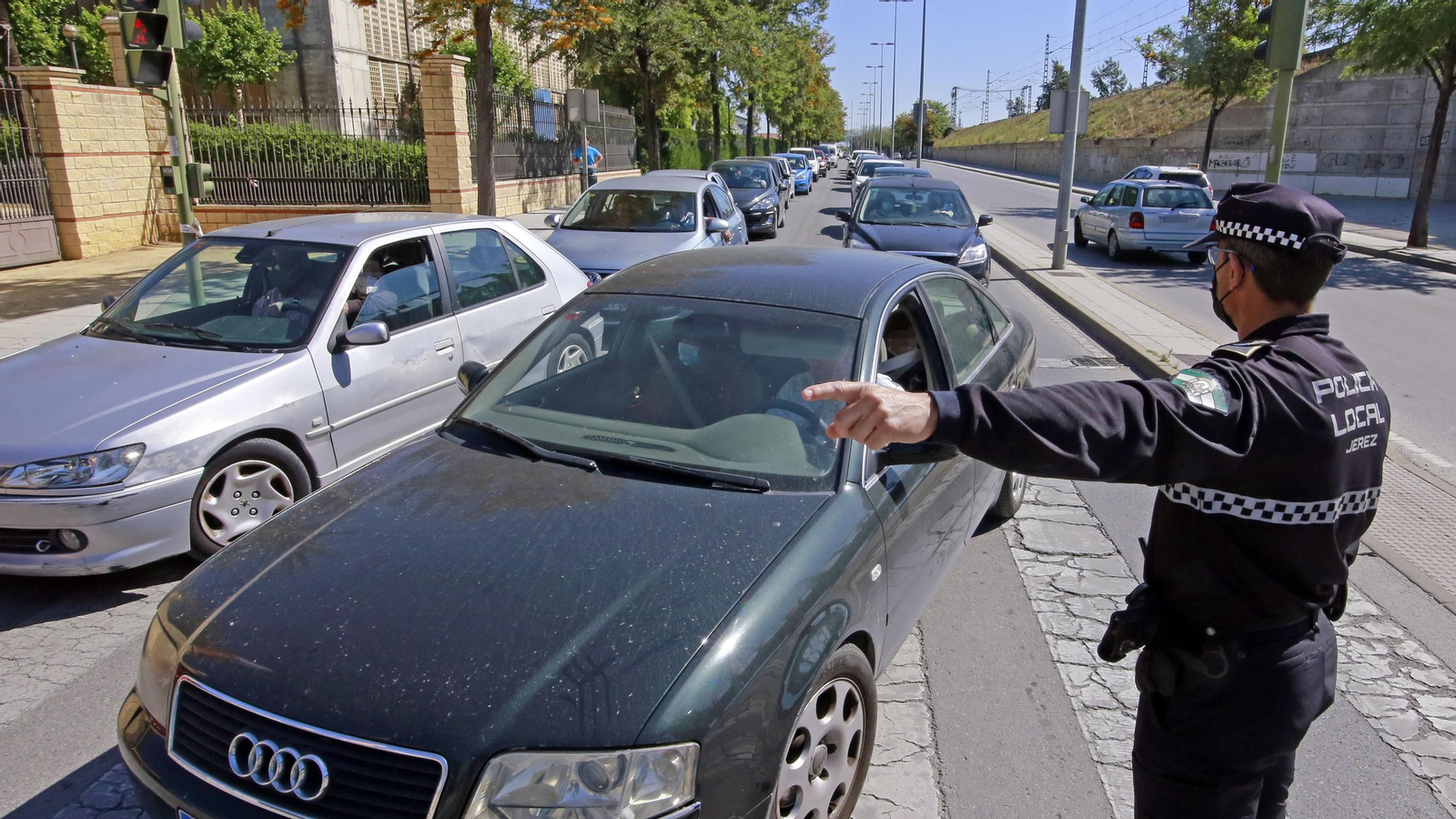 La Policía regula el tráfico en la avenida de la Feria por la alta afluencia de vehículos para la vacunación en Ifeca, el pasado domingo.