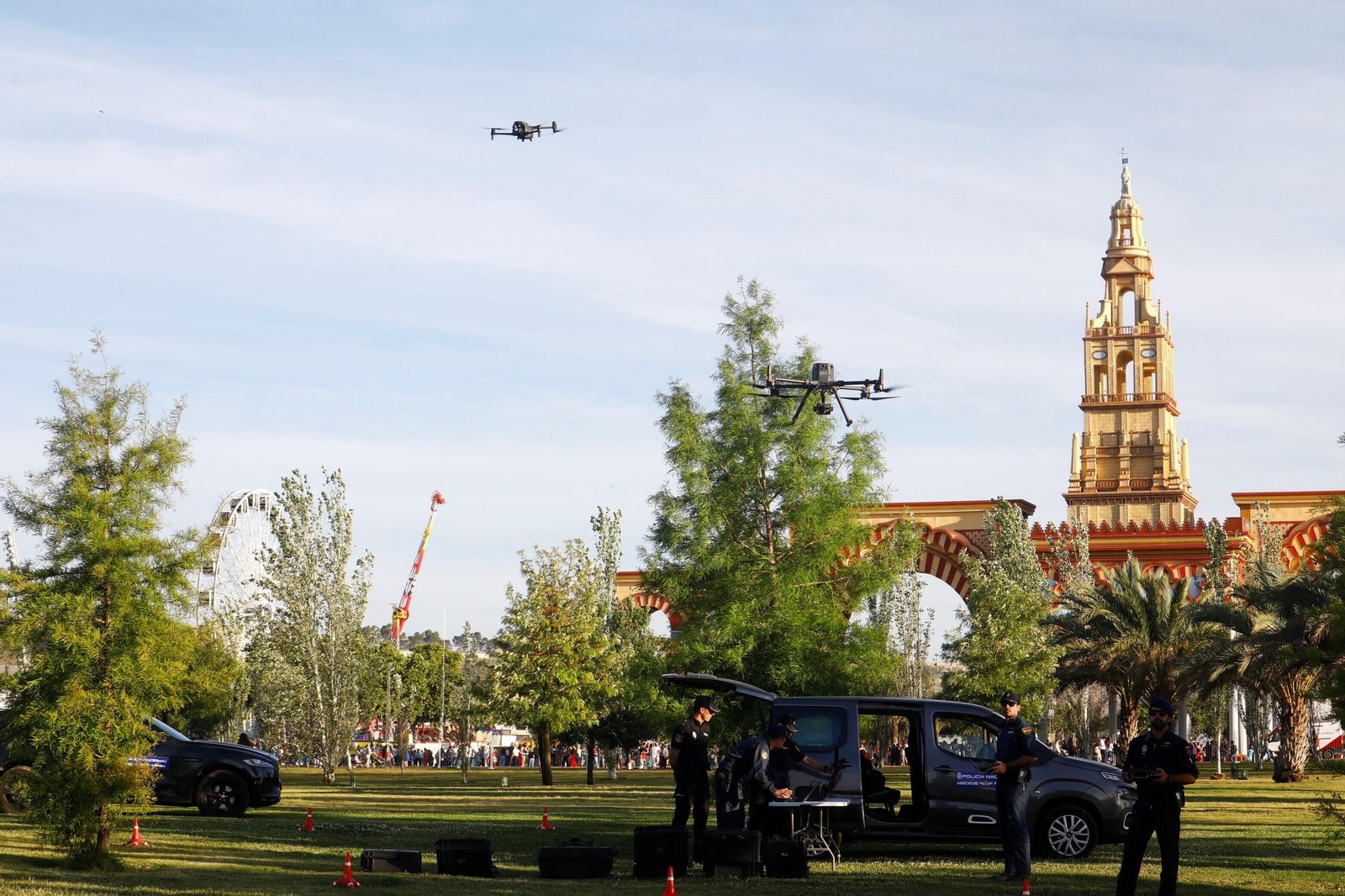 Las imágenes de los drones de la Policía Nacional que vigilan la Feria de Córdoba Las imágenes de los drones de la Policía Nacional que vigilan la Feria de Córdoba